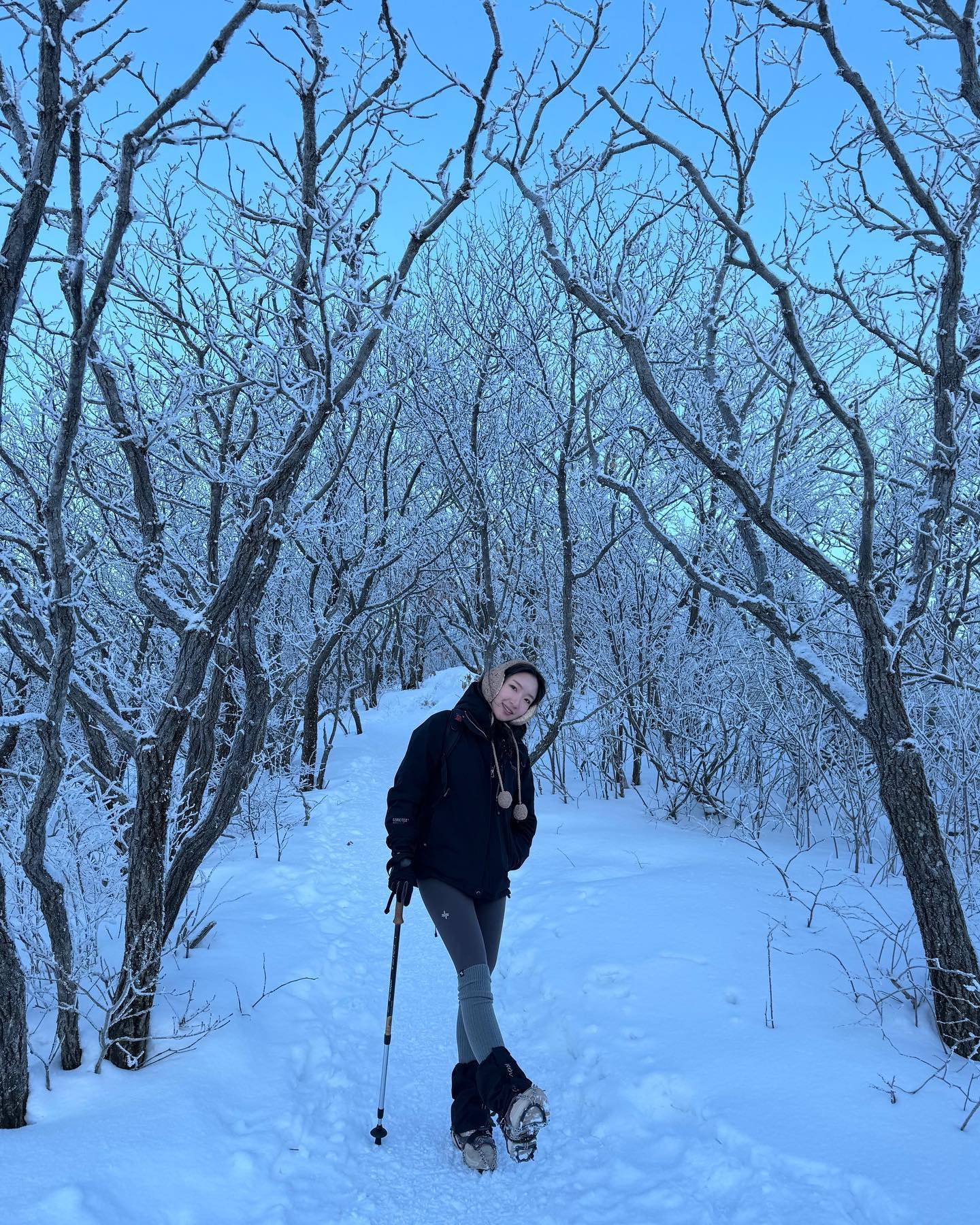 첫 겨울 산행 ☃️
일출 + 상고대 + 운해 = 🤍
.
.
.
.
🗓️ 23.02.11
⛰️ 계방산
📍 운두령 쉼터 - 정상 - 운두령 쉼터 [ 왕복 4시간정도 ]
🚗 주차 : 운두령쉼터 _운두령로 1243

운두령 쉼터에 있는 화장실이 처음이자 마지막 화장실이지만 관리가 전혀 안되어있음😞

#강원도 #계방산 #눈꽃산행 #겨울등산 #일출산행 #등산 #설산 #등산그램 #등산스타그램 #등산하는여자 #상고대 #운해 #운두령 #오대산국립공원 #운두령주차장 #아이젠 #스피츠 #필수