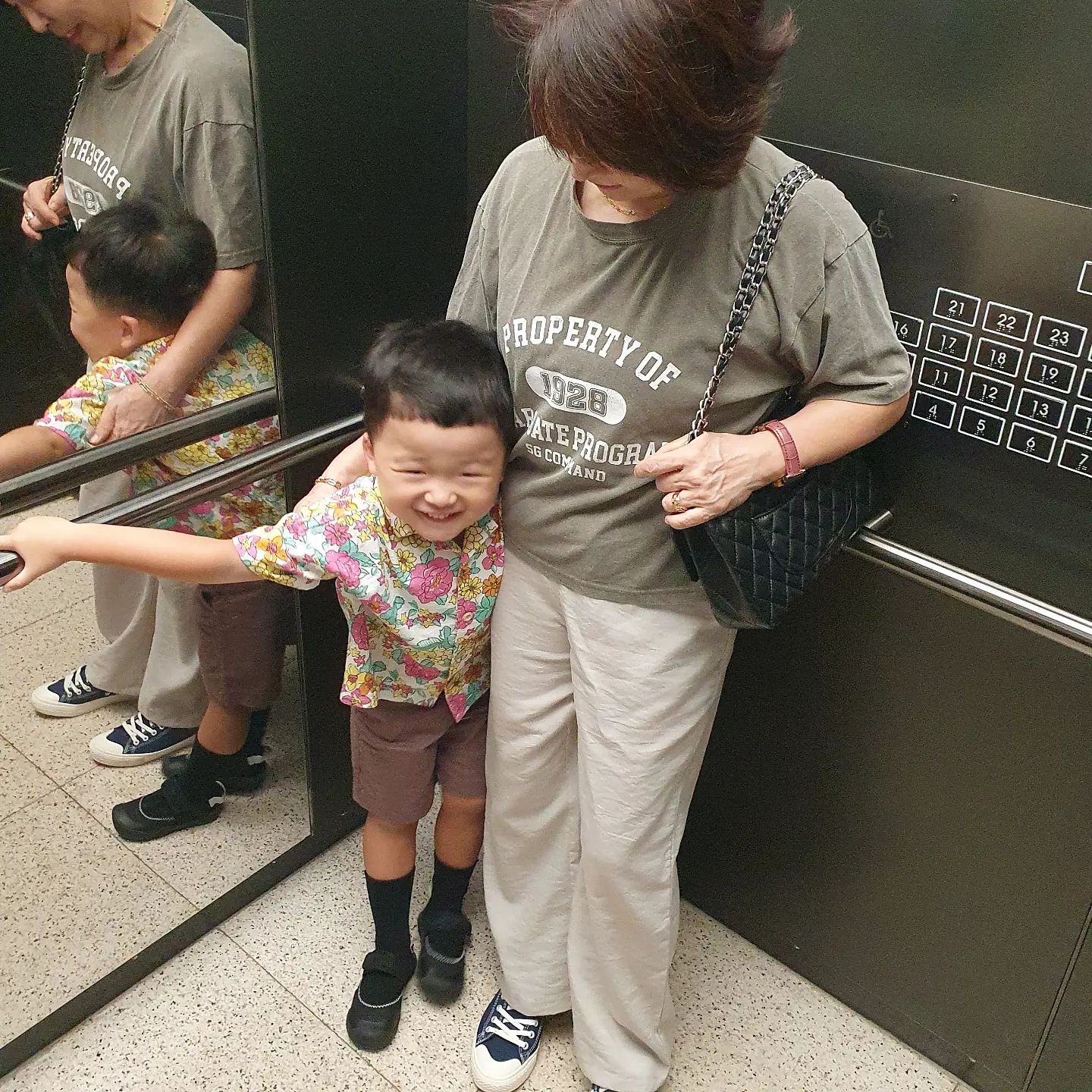 240908

깔깔깔깔
장꾸녀석!

#외할머니와
#꽃남방입고
#결혼식가요

#만3세
#오오티디
#ootd
#꽃남방
#하객룩
#키즈룩
#귀요미
#instakids 
#친정엄마
#결혼식
#일요일
#육아맘
#성장일기
#흰쥐띠
#맘그램
#아이
#남매
#주말
#육아
#키즈
#소통
#일상
#추억
#해맑
#장꾸