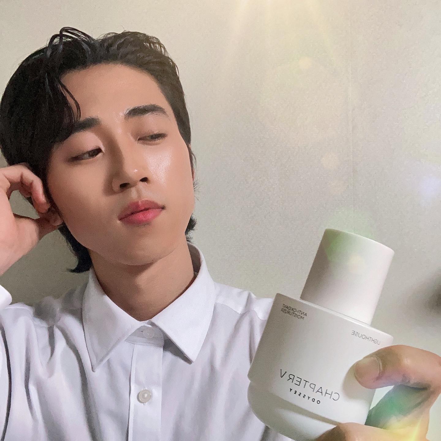 #광고 odyssey_skincare 
주말이 되니 날이 넘 추워 졌어용~!🥶
오늘은 오딧세이 챕터파이브 라이트하우스 3종 (토너/모이스처라이저/세럼)을 소개 하려 하는데요~~
남성 제품인데도 세련되고 고급진 패키지가 눈에 띄었고 선물용으로도 너무 좋을 것 같다는 생각이 들었어요~~🤗

스킨케어 단계에서부터 느껴지는  달콤한 네롤리와 그윽한 앰버우드 향이 매력적이며 본인 스스로가 만족스러운 향과 텍스처감을 느낄 수 있어서 남성들에게 더 없이 좋은 패키지 더라구여~~~🙆‍♀️

✔️안티옥시던트 토너
2종의 항산화 성분과 피부진정, 각질케어 성분을 통해 피부결 정돈을 도와주며 수분을 채워주는 토너

✔️안티옥시던트 모이스처라이저
3종의 항산화 성분과 피부징벽 강화, 진정성분을 통해 산뜻하고 촉촉한 보습감을 주는 모이스처라이저

✔️안티파티그 아이세럼
눈 주변 피부 피로회복에 도움을 주며 브라이트닝 케어를 통해 환한 눈가 피부를 완성해 주는 아이세럼

#오딧세이 #챕터파이브 #라이트하우스 #슬로우에이징 #남성스킨케어 #항산화 #남성화장품 #남성화장품추천 #남자화장품 #남자화장품추천 #남자화장품선물 #좋반 #좋반테러 #선팔하면맞팔 #소통