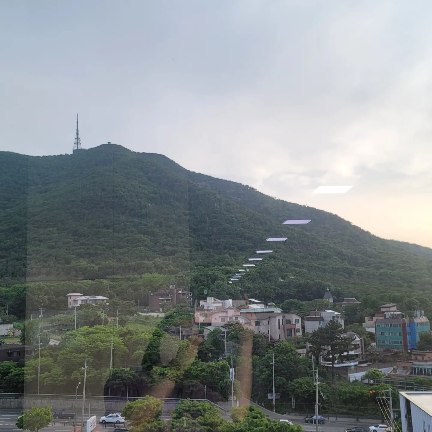 자연친화적인 우리 병원~

가끔 몰래 탈출해서 등산하는 환자들이 있을 정도...

물안개 있는 날에도 넘나 좋다!

병실뷰도 최고!

- 채혈 한방에 깔끔하게 성공해서 기분 좋은 날에 -