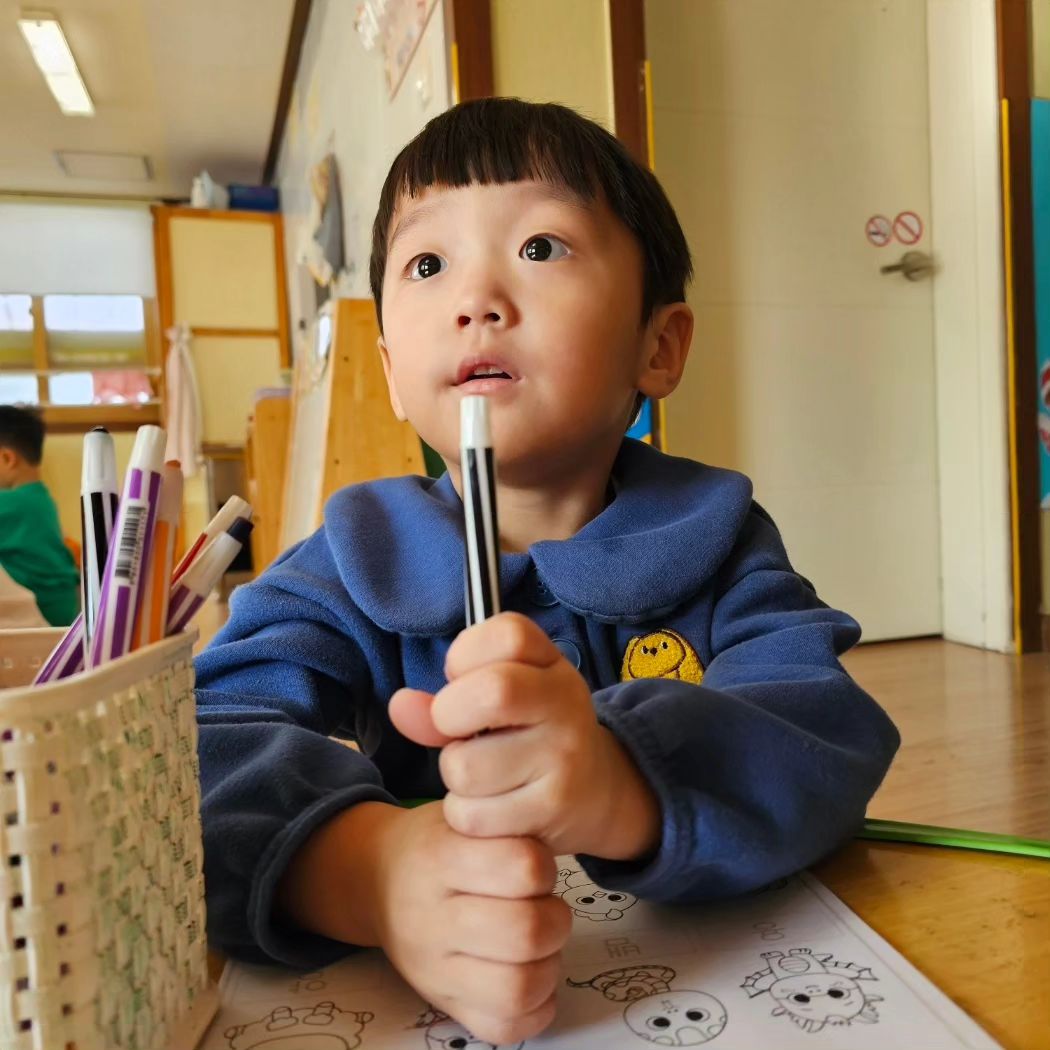🧒🧑
𝒞𝒽𝒶𝓃𝒾 ℋ𝒶𝓃𝒾ෆ
❶❷❺❻🅳🅰🆈

오늘은 십이간지(열두띠) 동화 듣기와 열두띠 동물 종류와 동물의 특징 알아보기하고 열두띠 동물 원하는 색감으로 색칠해 보기했는데 잘 칠하는게 아니여도 열심히 이색 저색 칠해서 완성해온거보니 대단하다~ 다음번엔 예쁘게 색칠해보자.

#사랑해차니하니❤  #우리집보물들💕