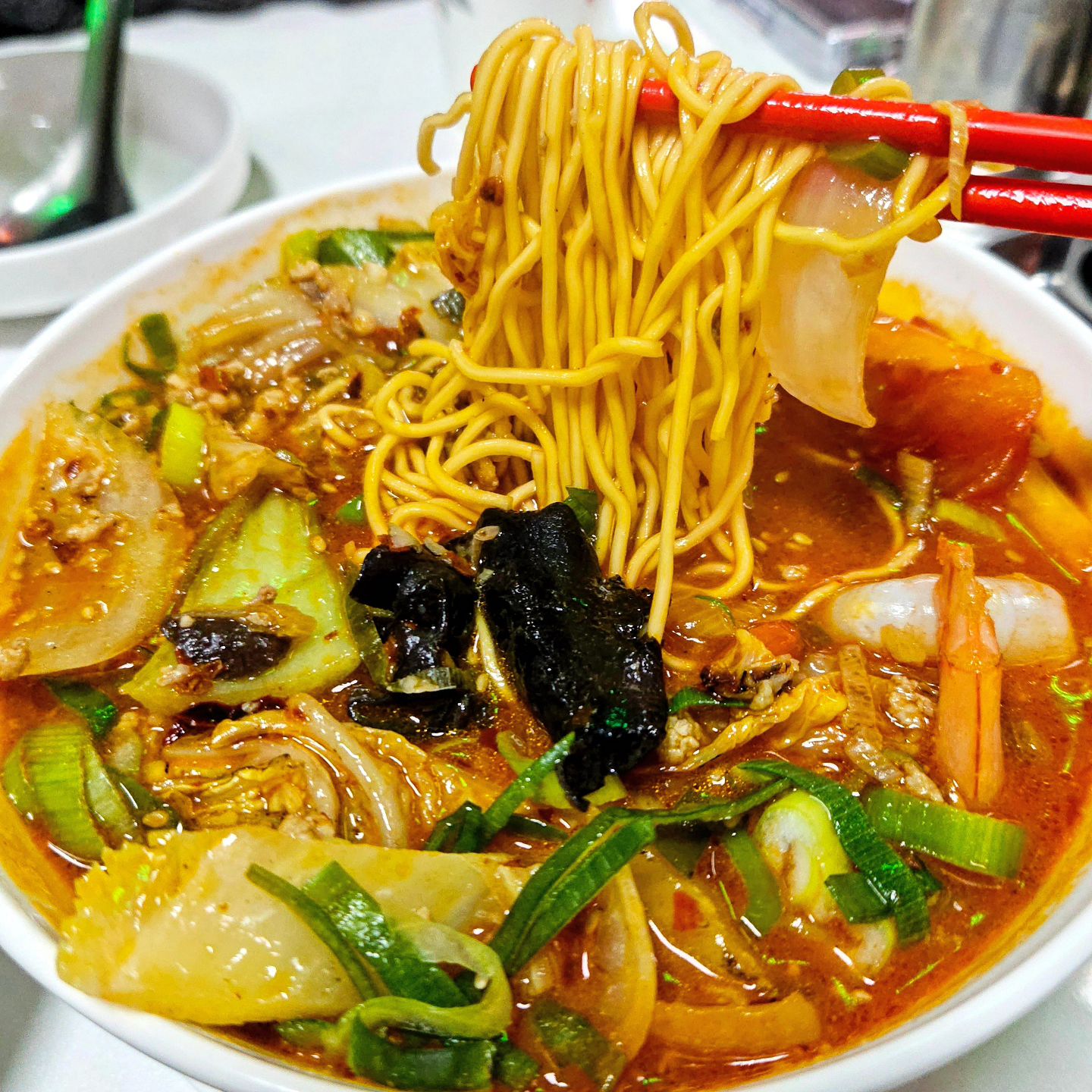 홍콩 느낌 물씬나는 대구의 한 동파육 맛집💕
반월당 #미미

뭐지 일단 가게 입구부터 합격;;
n년전 아무생각 없이 일주일 동안 다녀온 홍콩에서 
동파육과 토마토 라면을 먹고 세상에 이런 음식이 있냐며 충격받음
그 이후로 한국에서 먹은 동파육은 대부분 실패했었는데..ㅠ
그동안 먹었던 집 들중 가장 비슷한 맛을 구현한 식당을
대구에서 발견‼️

쏸롸탕은 시고 매운 토마토면요리라고 생각하면 되는데
새빨간 비주얼과 달리 신맛이 좀 더 강한편
매콤새콤해서 입맛이 확 살아난다🥰

동파육은 간이 매우 쎄서 식사로 먹을려면 덮밥이 나을수도!
그치만 보들보들한 고기를 청경채에 싸먹으니
넘나 맛있드라...술안주로 넘 좋을듯👏

만들기 까다로운 요리라 은근 식당에서 보기 힘들고
있다 하더라도 그냥 간장수육인 곳이 대부분인데
여긴 특유의 말랑촉촉한 식감을 잘 구현한듯!
원래 간이 센 요리긴 하지만 나한테는 많이 짜서 
물 한바가지 드링킹 했지만
재방문 의사 넘넘 있음🫶🏻 다음엔 다른 요리 도전👍
이런 중화권 아시안 요리 식당 너무 소즁해...💓

📍미미 ____.___mimi
대구 중구 봉산문화1길 10 1층

⏰️영업시간 
매일 11:30~21:00
브레이크 15:00~19:00
점심 라스트오더 14:30
라스트오더 20:00

🅿️주차장 X, 저는 인근 세기유로쥬차장 이용했습니다
.
.
.
#반월당맛집 #반월당 #대구맛집 #홍콩요리 #동파육 #쏸라탕 #대구술집
#봉산동맛집 #대구봉산동맛집 #아시안요리 #대구맛집추천 #대구맛집투어 #동파육맛집