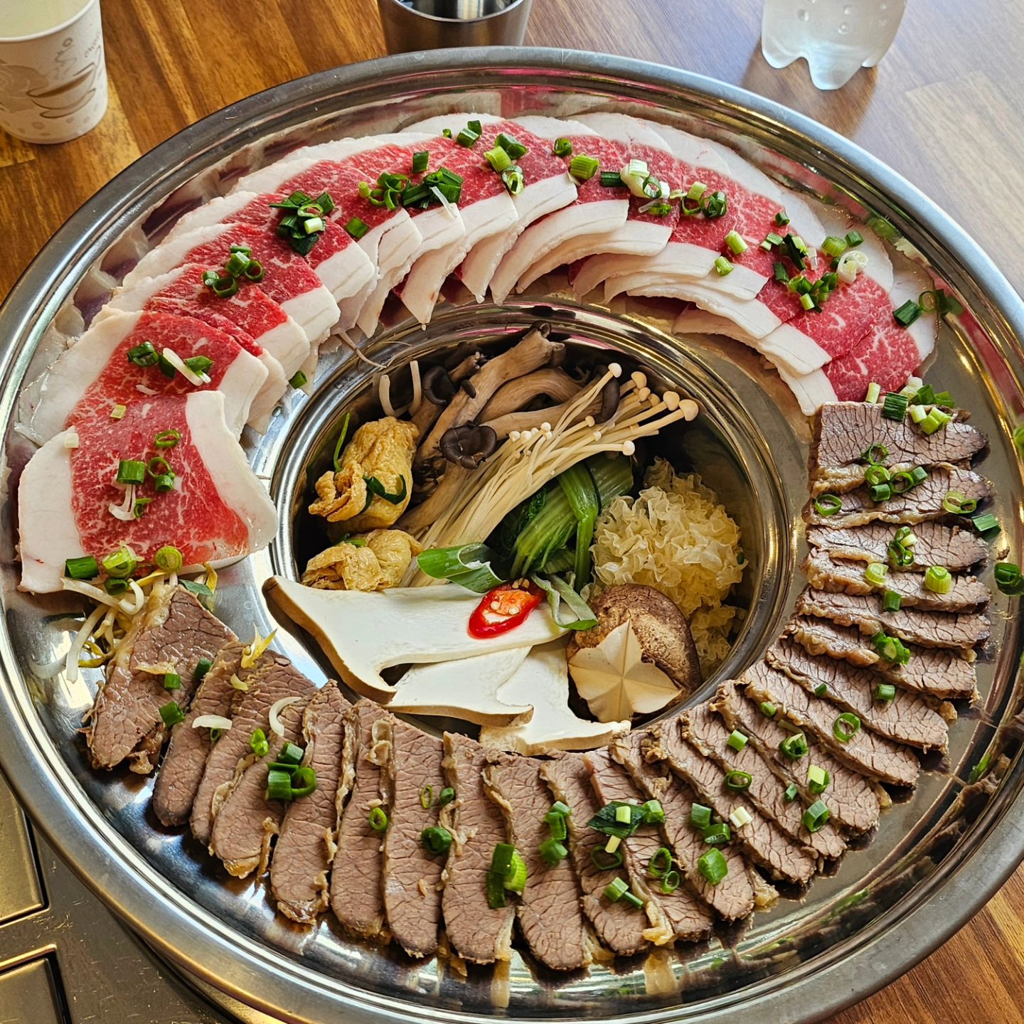 #협찬
소소
양지수육맛집 소소에서 신메뉴로 출시한 쟁반전골을 냠냠하구왔어용💗 요즘같은 장마에 입맛 확돌게 만들어주는 뜨끈한 국물에 한우양지와 차돌로 야무지게 이루어져 있고 쟁반안에는 끝내주는 육수와 각종맛나는채소와 유부까지 같이 들어있답니당❤️ 담백하면서도 씹는맛이 좋은양지와 부드럽고 살살녹는 차돌의 조합은 정말 말모죵💚 밑반찬도 깔끔하고 너무 맛있어서 2번리필할만큼 정말 맛도리였지롱💛 배추전과 숙주나물,시금치,깍두기,열무김치로 정갈하게 나오고 밑반찬과 곁들여서 한우양지와 차돌같이 한입해주면 진짜 끝내주게 맛있지모예용🥰 육수 또한 칼칼하면서도 시원해서 더운여름에 먹어도 몸보양식으로 최고🫶🏻👍🏻 마지막으로 배두둑히 채워줄 된장밥으로 마무리이🤍 사장님과 직원분들 모두 너무 친절하시고 매장도 넓고 깔끔하고 야외분위기 또한 너무 예뻐서 꼭 다시 재방문하고 싶은 양지수육맛집 소소로 많은방문바랍니둥🩷 

주소👉🏻대전 서구 가수원로 91-10 1층
영업시간👉🏻화~목 11:00-22:00 금~토 11:00-23:00 일 11:00-21:00 ♡매주월요일 정기휴무♡
전화번호👉🏻0507-1350-7708 

#가수원동맛집#가수원동뭉티기#가수원동소고기#가수원동고기#대전한우맛집#대전뭉티기#대전소고기#대전소고기맛집#가수원동한우#가수원동양지수육#가수원동육전#대전육전맛집#대전양지수육맛집#대전뭉티기맛집#소소