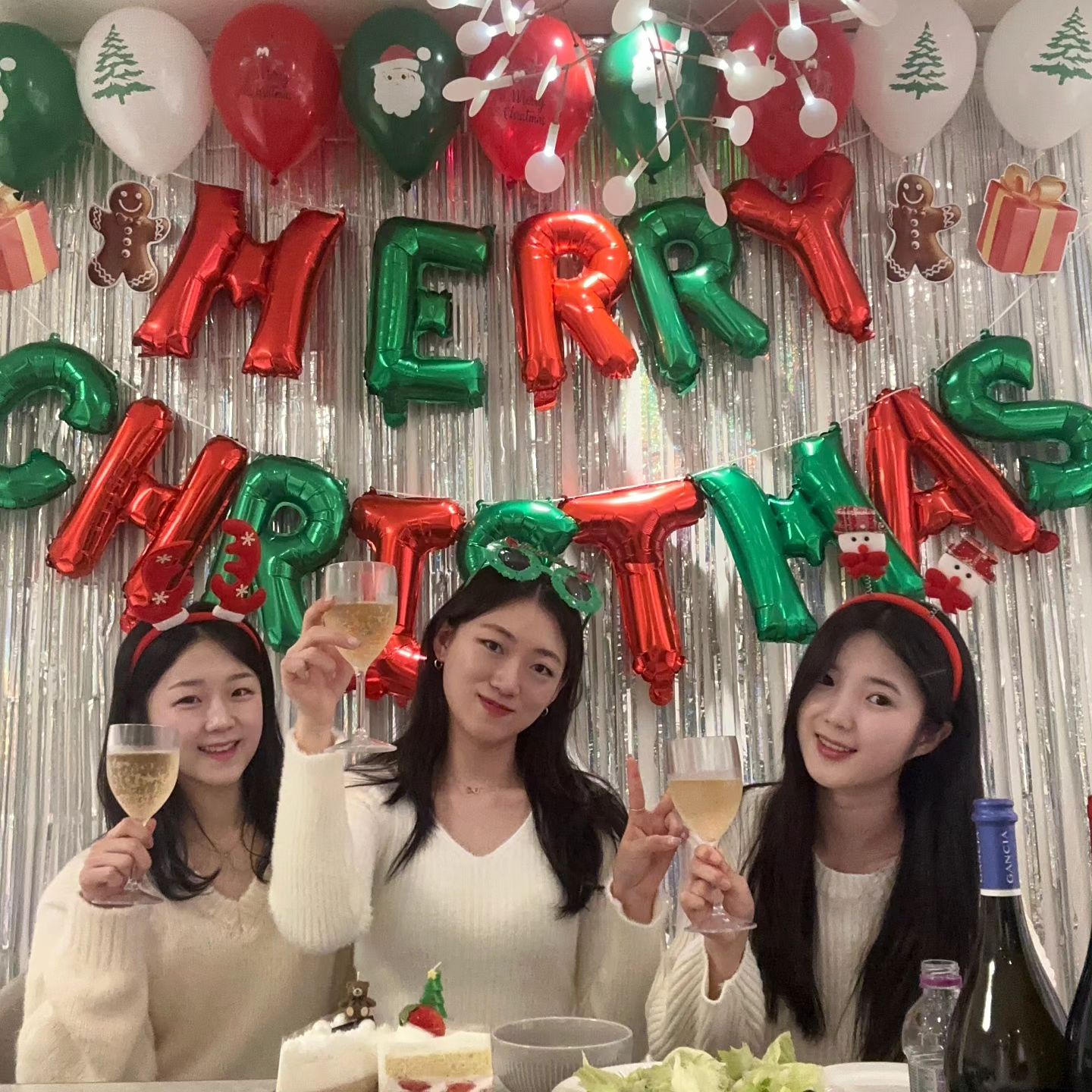 Early Christmas 🎄
여자 셋이 모이면 뭐하냐구요?
팔씨름, 허벅지 씨름, 떡볶이 사먹기

#크리스마스 #earlychristmas #미리메리크리스마스
#주말끝 #주말스타그램 #파티 #파티음식