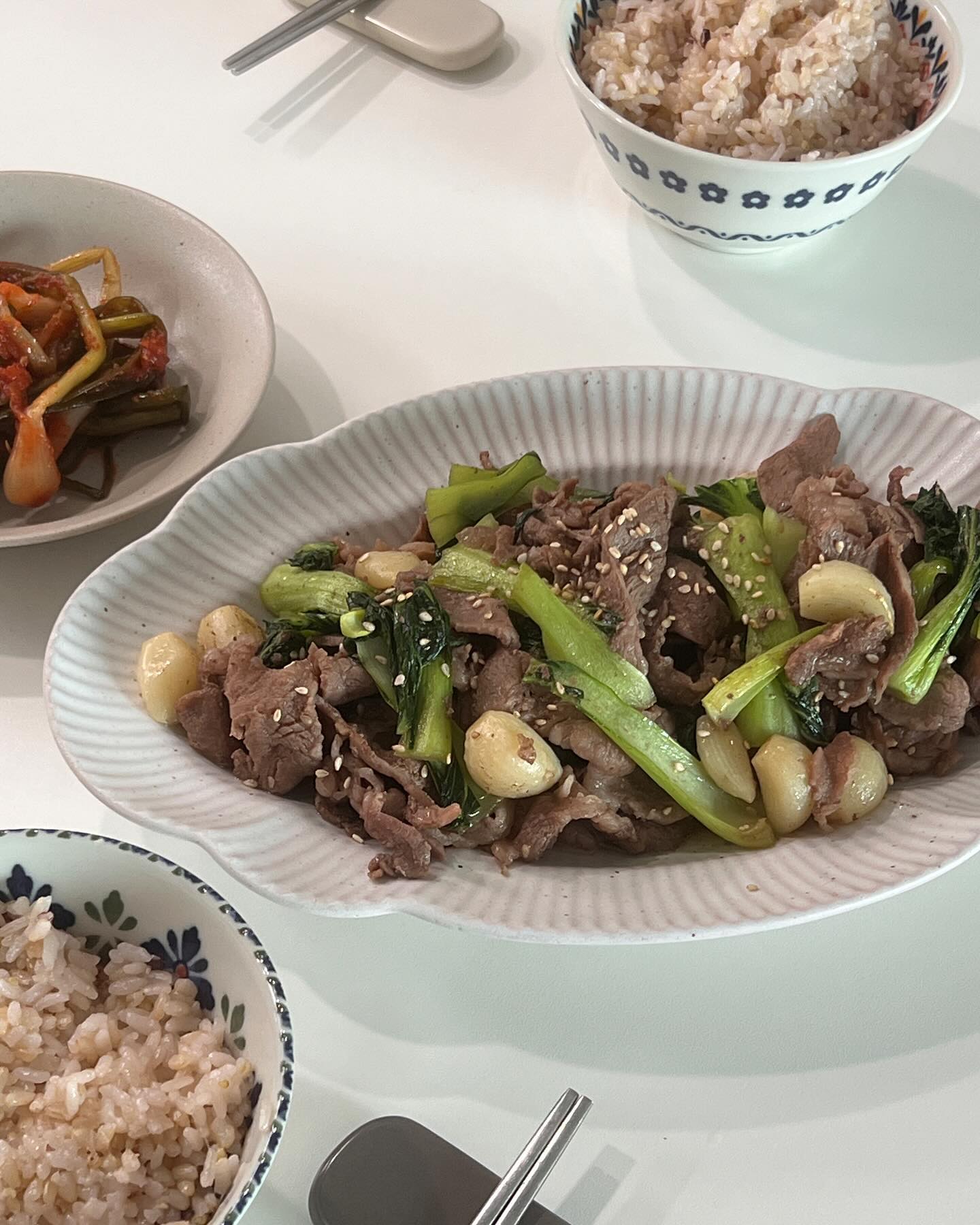 고기반찬 좋아하는 남편을 둬서 고기요리의 다양성은 어디까지인가를 경험하는 요즘! 둘째가 이유식을 시작한 터라 집에 청경채가 제법 많아 꽃목살 슬라이스 구이에 겻들여보았다. 

🥬꽃목살 슬라이스 청경채 볶음🥬
1. 청경채를 씻고 두 동강 내어 자른다. 
2. 간장2, 굴소스2, 맛술1, 매실청1로 간단소스 만든다.
3. 얇게 슬라이스된 엉파 꽃목살을 후라이팬에 올리고
4. 마늘 취향껏, 청경채 많이 넣고 볶다가
5. 소스랑 졸여내면 끝! 

건강하고 아삭한 밥도둑이 금세 완성! 아이랑 같이 먹을꺼라 매운 재료는 넣지 않았는데 청양고추 넣었어도 궁합이 좋았을 듯 하다. 

🥩도토리랑 허브 먹고 자란 베요타 꽃목살 슬라이스🥩
이베리코 돼지는 하몽을 생산하기 위해 스페인에서 자연방목으로 자란 돼지를 말한다. GMO 사료가 아닌 도토리와 허브를 먹고 자라서 항생제 걱정이 없다. 좋은 지방이 많아 이베리코 돼지를 걸어다니는 올리브 나무라고 부를 정도! 

평소 목살은 구워먹거나 돈가스 만들어 먹었었는데 슬라이스 처리하니까 볶음요리로도 손색이 없다. 남편도 두 공기 완밥👍👍

unclenpapa 

#엉파 #베요타 #베요타목살 #건강한식재료 #꽃목살 #청경채볶음
