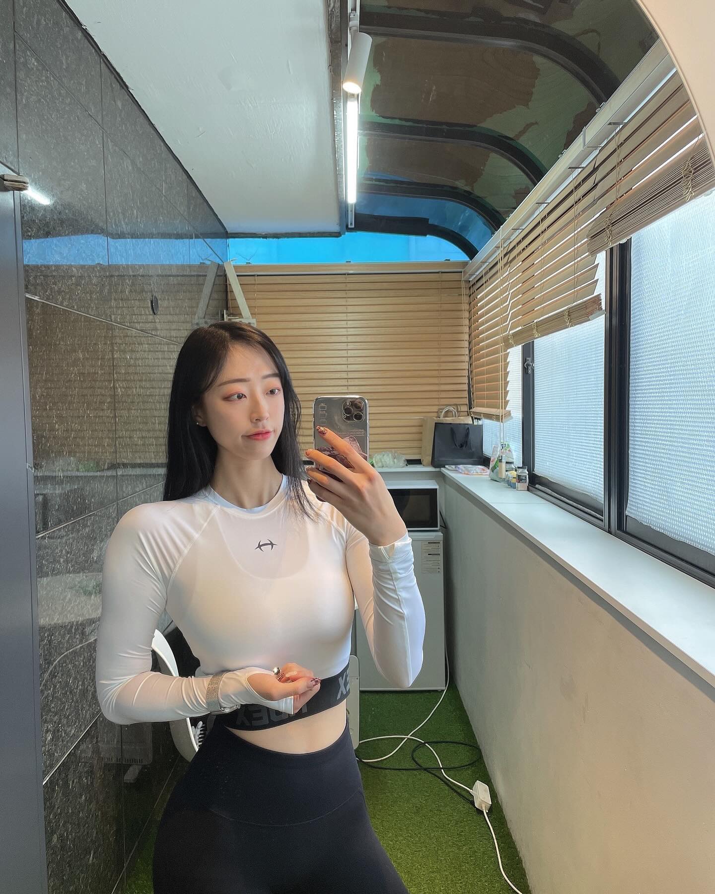 🖤🤍🩶
무채색 아니면 안입나요 네
지금 지쳤나요 네니오