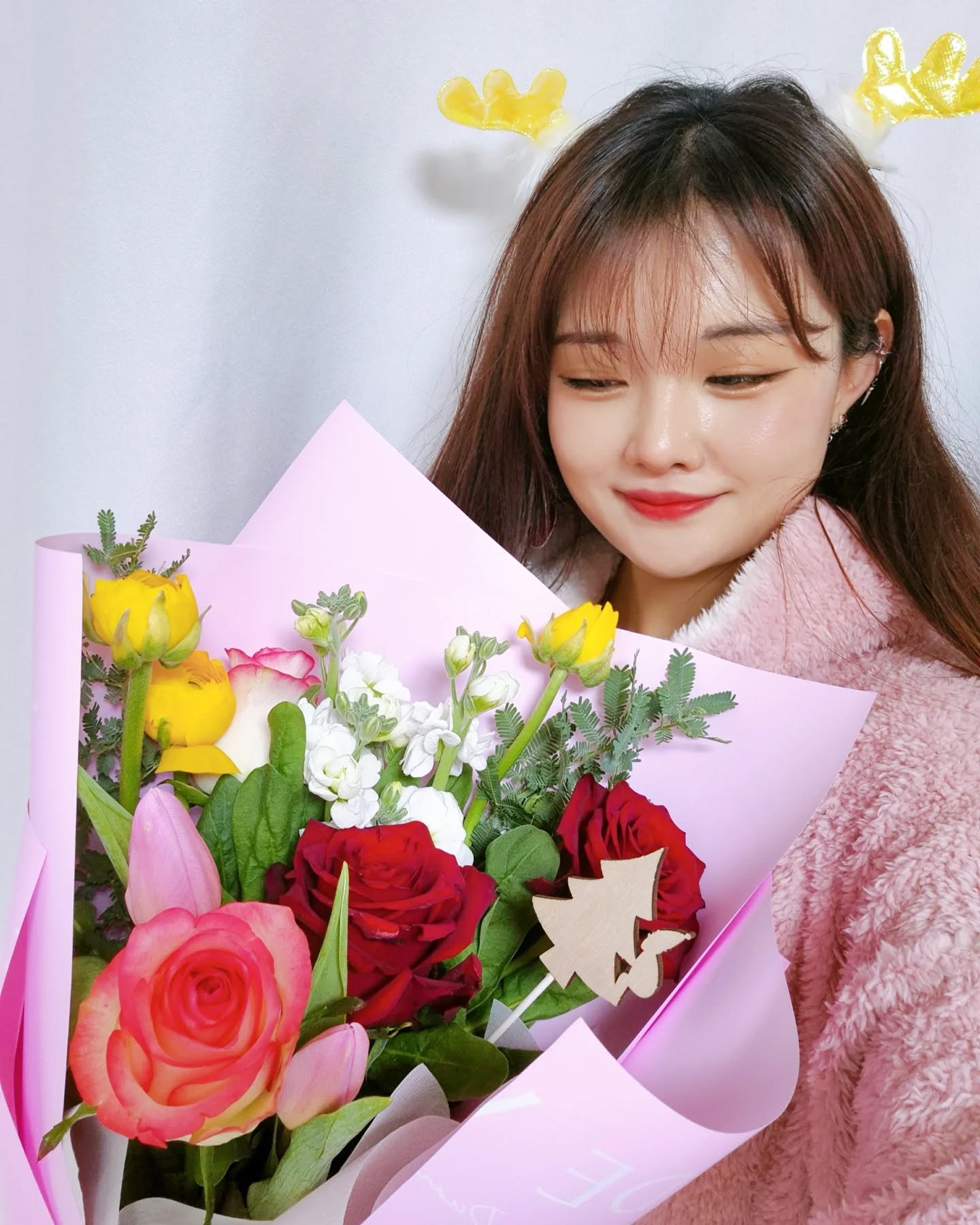 24.12
다들 크리스마스에 모했오?
나능 해피한 클쑤마뚜 보내써~
이쁜 꽃 받았고둥!!
그런데.. 뭔가
옛날만큼 클쑤마뚜 설렘이 없넹..
나이 들었낭~~¿ 속상