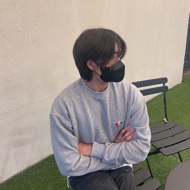 김종민 on Instagram: "@stylemate_official @graver_kr 그레이버에서 좋은 옷을 협찬해주셨습니다😃 슬슬 쌀쌀해지는 날씨에 딱인 맨투맨!! 옷 안쪽에 얇은 기모가 있어 가을부터 겨울까지 입을 수 있
