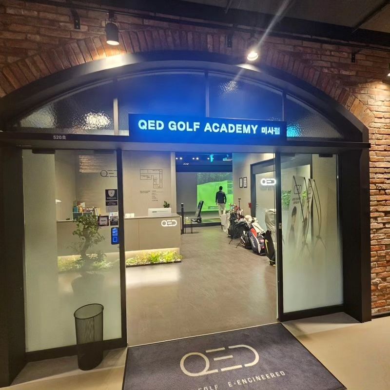 #공놀이  #등치에안맞게 #스윙이 #이쁘다고 

#QED골프아카데미 (qed_golfacademy_misa )가 시스템이나 레슨을 잘해준다고 소문이 

자자해서  하남미사점을 다녀왔어요

아이스커피와 물 등등 먹을수 있는 공간과 휴식공간도 있고 

외부에는 퍼팅연습 공간도 있어서 좋았어요. 밖에서 치는 퍼팅이라!! 크!!

50개여개 이상의 락카룸까지 있어요. 대박!!

진짜 엄청 많은 락카룸은 처음보네요. 컬러도 진짜 깔끔하고 너무 좋아요!!

QED골프아카데미 스크린 좋은거 쓰는거같아요ㅋㅋ세팅은 상당히 잘되어있어요.

자세부터 맞는구간 스핀량, 자세, 클럽페이스 등등 진짜 최고였습니다.

클럽페이스 아웃인버릇을 고쳐야하는데 한달안에 열심히 연습해봐야죠

자세부터 맞는구간스핀량, 자세, 클럽페이스 등등 진짜 최고였습니다.

클럽페이스 부터 스피드 백스핀 사이드스핀등등 각도 등등 다양하게 보여줘서 너무 좋네요.

제가 스윙을 하는 자세 프로님께서 설명을 진짜 잘해주세요.열정대박!!

최이현프로님!! 감사합니다. 진짜루!!

그리고 엄청 프라이빗한 공간이 있어요!!

개인레슨등등 다양하게 연습 및 촬영하는곳이라고 하네요.

QED EYEX0 시스템을 통해 프로님과 1대1 레슨으로 정확한 스윙진단까지!

주변에 계신분들은 꼭 한번 방문해보세요!

주소 : 경기 하남시 미사대로 456 5층 501~505, 518~520호 QED골프아카데미 하남미사점

031-793-7721

qed_golfacademy_misa

#하남골프연습장 #미사골프연습장 #하남골프레슨 #미사골프레슨 #하남골프 #미사골프 #하남스크린골프 #미사스크린골프 #왕새우캠퍼 #하남 #취미#골프#ged골프#ged골프아카데미#골린이 #골프레슨
#골프스윙#하남골프#미사골프#골프연습장#골프아카데미#골프웨어#골프패션
#골프치는남자 #cs크루  #c_s크루
