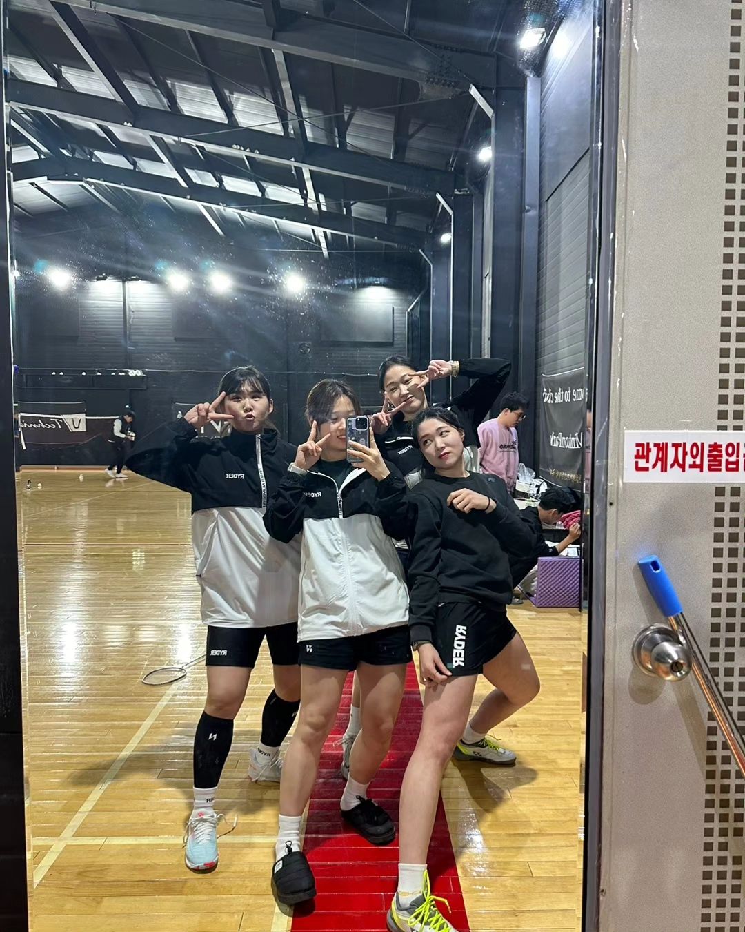 난 우리 퀸이랑 하는 운동이 젤루 즐거워🩵
라이더 신상저지 입고 다같이 운동🏸
엄마때메 고생인 하루도 화이팅💪
.
팀🩵team_____queen 
스폰🏸ryder1_official 
콕👉zebra_sports_official 
.
team_____queen
ryder1_official
ryder_jaemin
ryder_jaeyeop
ryder_jaewook
ryder_jaedeok
ryder_jaemin_seo
zebra_sports_official 
.
🧡퀸은 라이더와 지브라콕과 함께합니다🩷
.
#배드민턴동호회 #배드민턴 #여자팀 #전국모임 #퀸 #잭팟 #배드민턴브랜드 #라이더 #지브라콕 #협찬 #스폰 #배드민턴팀 #배드민턴그램 #운동스타그램 #운동소통