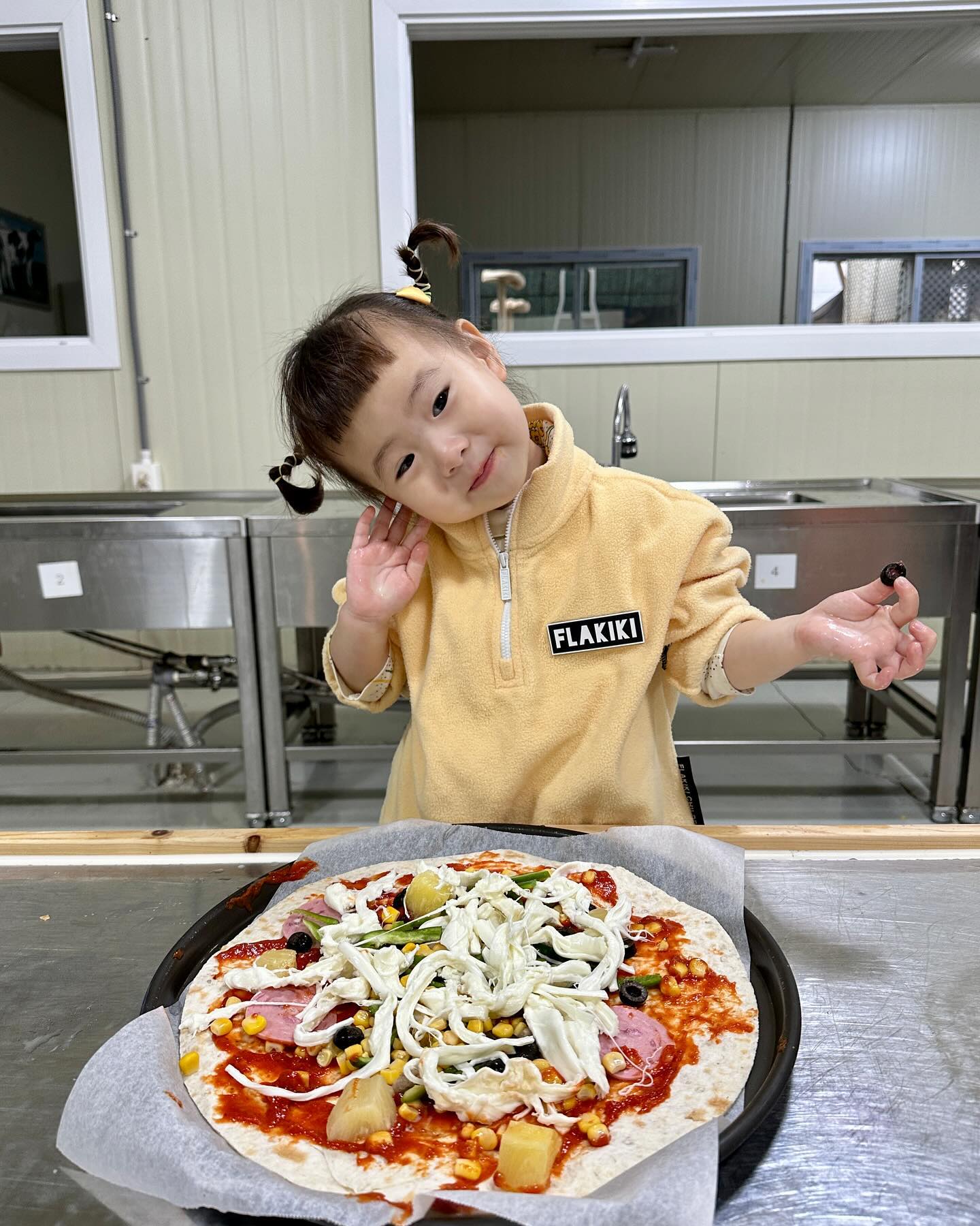 🍕🍕🍕
만드는 시간보다 먹는시간이 
더 길었던 채이채이 피자만들기☺️🍕
ㅋㅋㅋㅋㅋㅋㅋㅋㅋㅋㅋㅋ
이때랑 맛있는멜로 먹는 시간이 
제일 행복해보였던 우리채이🥰❤️
그래 건강하게만 자라다오🤗🤗🤗
ㅋㅋㅋㅋㅋㅋㅋㅋㅋㅋㅋㅋㅋ