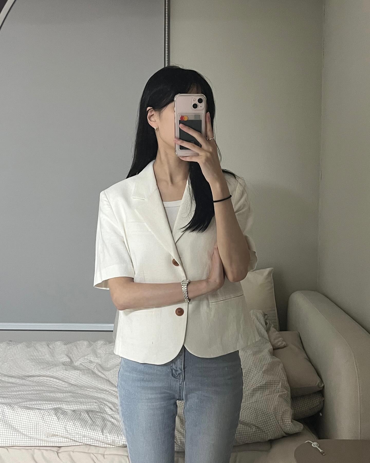 어제는 옷장에 있던.. 어디서 샀는지 기억도 안나는 린넨자켓 입고 출근했어요! 어깨뽕이 좀 부담스럽긴 한데 연청에 입으니 딱이네요 🤍
오늘 저는 아침에 네일 받고 오후에 생일파티 갑니다 ㅎㅎ 다들 오늘 계획 알려주세요 😆
⠀
🤍 bottom : piren__s 
🤍 shoes : ilovebabara 
⠀
