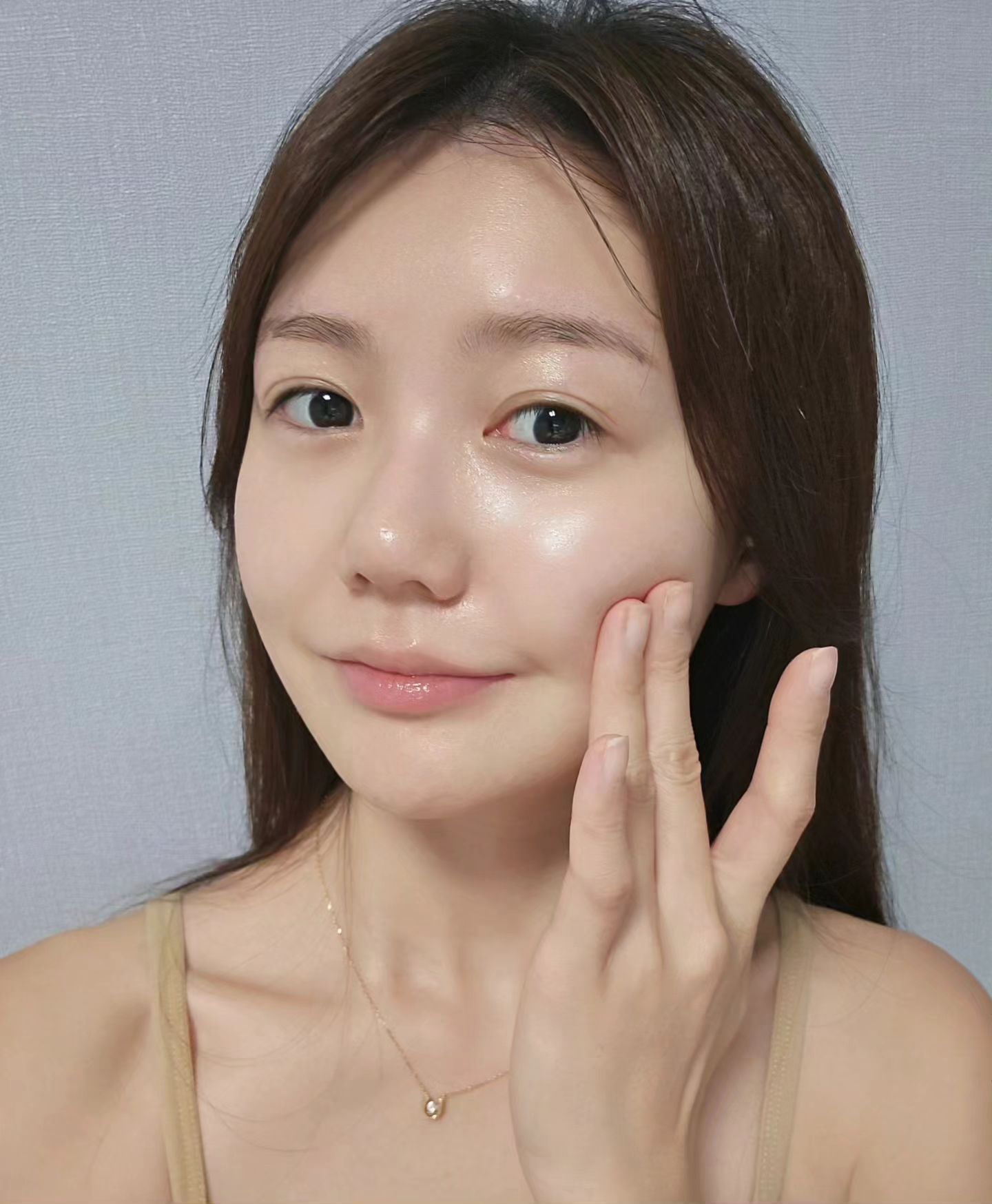 피부 컨디션 돌아오는중✨️

갑자기 좁쌀 트러블이 생겨서
거의 2달 가까이 엄청 고생했네요😭

예전에 트러블 피부로 엄청 고생했었지만
좁쌀트러블은 이번이 처음이었는데
이건 뭐 진정시켜야 되는 것도 아니고
화장으로 가릴수도 없더라구요?!
진짜 느므 스트레스ㅠㅜ

화장품도 오랜만에 이것저것 다 사본 것 같아여
다행히 맞는거 찾아서 이제야 안정중..
화장품관련일을 했어도
피부는 어려워요 참,
그래도 돌아와서 다행쓰

근데 사진이 너무 얼빡샷이네요
크다...😅

새해부터 더 열심히 운동해야지 했다가
불어버린 몸보고 바로 헬스장 갔어요
저녁운동은 사람 많아서 잘 안가는데
몸이 무거워서🪨
도저히 쉬면 안될 것 같더라구요

내 몸, 내 피부 관리에 요즘 좀 소홀했나봐요
더 사랑해주고 열씨미 가꿔야지