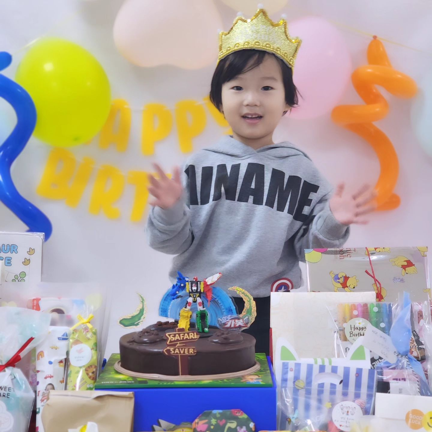 #생일주간🎂 

11월생일 친구가없어서 혼자 단독 생일파티한 쭈니
로봇케익에 신이나서 얼굴에 웃음꽃이 활짝 폈네
벌써 5번째 생일을 맞이한 우리 아들
씩씩하게 커줘서 고맙고 사랑해 !!❤️

#생일축하해 #11월한달내내생일 #이번에는로봇케익
#제대로취향저격 #신난아들 #웃음꽃이피었습니다 
#건강하게커줘서고마워❤️ #사랑해아들
