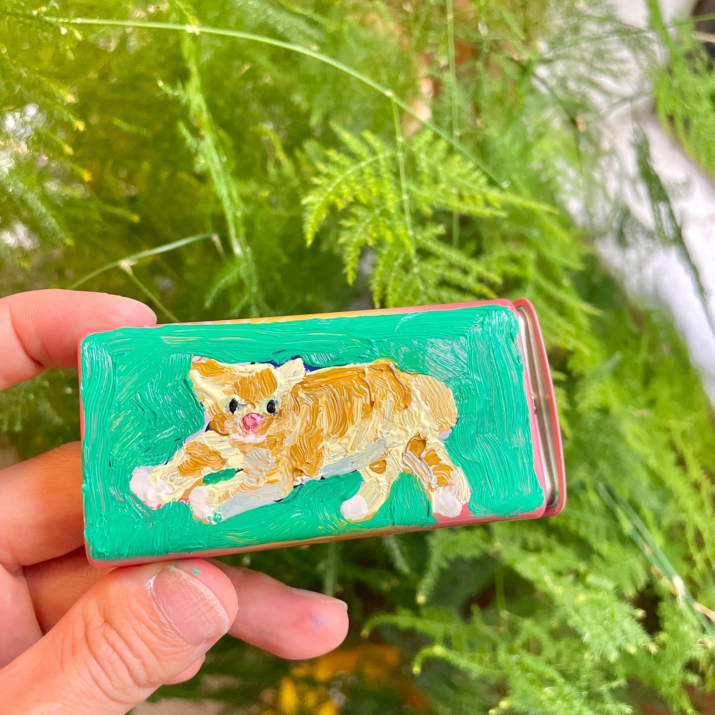 용두산 야옹이🐈

오일파스텔 케이스로 사용하기 좋아 보이는 틴케이스 발견🧐
그림 그리는 사람인데 그냥 들고 다니면 안 된다는 강박😅
쉴드 에픽 유화물감으로 리폼해 봤습니다~