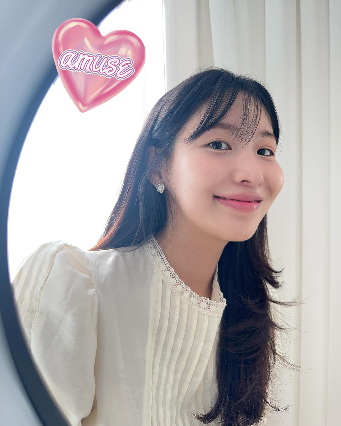 #광고 2 STEP으로 어뮤즈 볼륨 업 아이 메이크업 완성 • 🌛 
통통한 볼륨 애교살로 영롱하고 시원한 눈매 완성하는 어뮤즈 볼륨 업 아이 컬렉션 ⋰ﾟ☆*:.｡. o*☆
 
촉촉하게 스며들어 픽싱되는 고수분 광채 리퀴드 글리터
아이 글리터 볼륨픽서, 애교살 볼륨 펜슬 두 조합 최고 ₊˚♡˚₊
 
제가 눈화장할때 신경써서 꼭 해주는게 애교살 메이크업인데요 ! 
애교살 볼륨 펜슬로 얼굴의 중안부 길이는 짧아지게해 생기 넘치는 동안 메이크업 연출할 수 있어요 

애교살 사이즈에 꼭 맞는 5.5 파이로 블렌딩 없이 슥 그려주면 눈이 세로로 길어 보이게 하여 탁 트인 듯 영롱하고 시원한 눈매를 완성하고, 
 
아이 글리터 볼륨 픽서로 톤 구분 없이, 누구에게나 어울리는 깨끗한 진주빛 쉬머 컬러의 글라스컬러로 슥슥 바르면 눈화장 완성 ! 
 
4월 19일 w concept 선 런칭 
4월 29일 amuse 공식몰 런칭  하니 애교살 메이크업에 진심이라면 확인해보세요! •• 🩶 
 
#어뮤즈 #볼륨업아이컬렉션 #살결음영 #볼륨생기 #광채볼륨 #아이컬러팔레트 #애교살볼륨펜슬 #아이글리터볼륨픽서