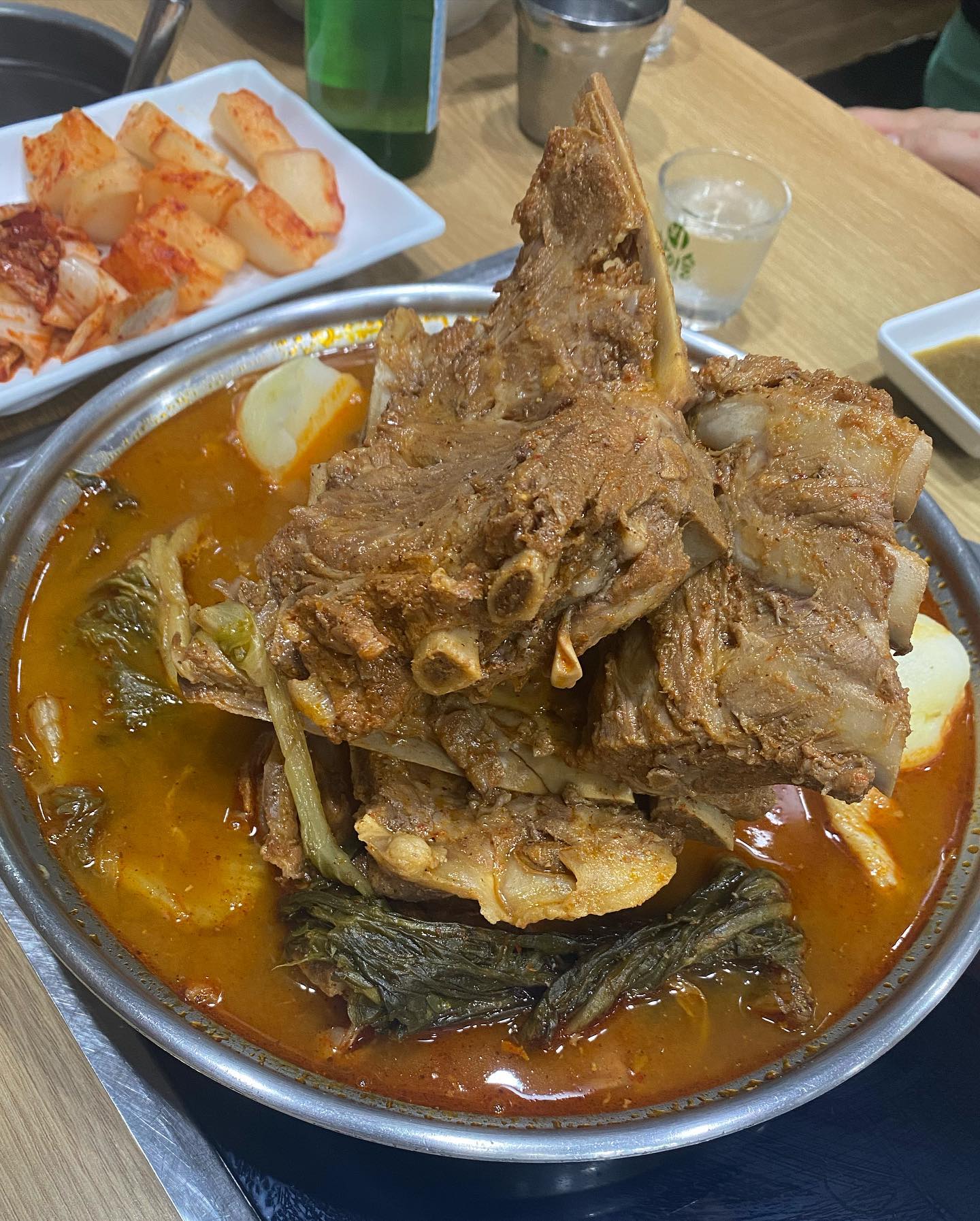 살다보면 
내 뜻과는 상관 없이 
일이 어긋나는 경우가 종종…
아니, 사실 많이 생긴다. 

그럴 땐 뭐가 잘못됐나 복기 해보게 되는데 
사실 뭐가 잘못된건 크게 없다. 
그냥 그렇게 됐을 뿐, 

또 성실히 살다보면 
들인 노력이나 능력에 비해 
행운처럼 좋은 결과가 찾아오기도 한다. 

어쩌면 선택받는 것과 아닌 것은
극적인 반대 같지만 별 차이 없는 
‘그냥 그렇게 될 수도 있는 일’같다. 

결과에 대해서 회피하고자 하는 것은 아니다. 
다만 모든 결과의 원인이 꼭 
내 탓, 니 탓이 아니라는 것이다. 

그러니까, 그냥 한잔 하고 
내일의 더 나은 우리를 응원하자.

#회복탄력성