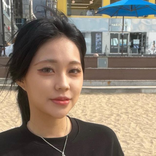 @su___j_i on Instagram: "#광고 제품마다 나염 컬러가 다양하지만 무난하면서도 심플한 블랙으로 ! 데일리하게 입을 수 있어 반바지랑 매칭해봤어요 세미오버핏으로 어깨선을 자연스럽게 드롭시