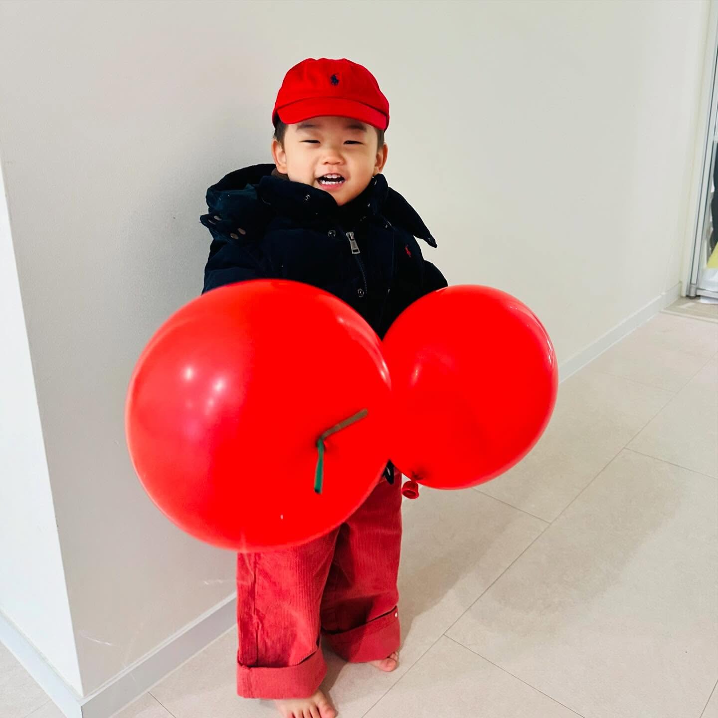 어제는 어린이집 빨간색 오감놀이활동day ❤️
오늘은 둘이서 집콕을 했는데 책읽고 그림그리고 밥먹고 목욕하고 항상 똑같은 일상이지만 이상하게 시간이 잘갔다! 
말이 트이고나서는 모든게 궁금한 해온이는 
정말 쉴 새 없이 말을해서 .. 아주 조오오오금 힘들었지만 ㅎㅎ; 
재우고나서 앨범을 보면 항상 온이 웃는 모습이 가득가득해서 기분이 좋당 🖤 그냥 육퇴가 좋은걸수도~~