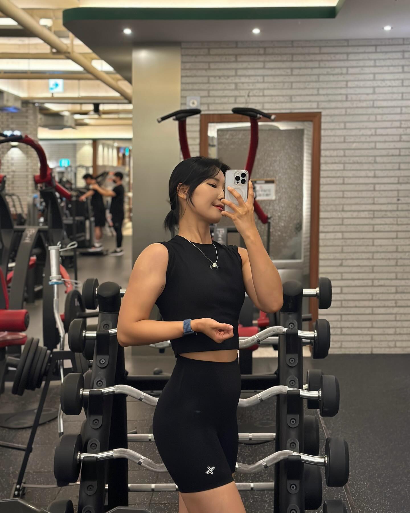 #오운완 #웨이트 #파운 #20231124
오랜만에 파운을 해보아따💪🏽💪🏽
쵸리쓰 사천에 올 일이 있어서 진주에서 합류했지

파운하다가 퇴근도 했고 금요일인데
계속 전화로 이거따지고 저거따지고 시비거는 사람 덕에
인성 파탄난거 딱 들켰지만(ㅎㅎ) 어쩔 수 없었음

같이 운동하고 나도 처음 가보는 진주 #천황식당 뿌셔따
밥 먹고 진주성 걷기도 함 웨이트+밥+유산소까지 완벽👏🏻👏🏻

이제 이번주는 러닝으로 마무리 해야겠구만🏃🏻‍♀️

_ 가슴, 어깨 day
벤치프레스 20kg 15ea, 25kg 10ea, 30kg 8ea 5ea
인클라인 덤벨 프레스 10lb 20ea, 15lb 15ea, 20lb 12ea, 22.5lb 10ea
펙덱플라이 14kg 20ea, 18kg 16ea, 23kg 15ea 15ea
체스트프레스 25lb 20ea, 30lb 15ea, 35lb 10ea 10ea
숄더프레스 머신 10kg 20ea 15ea 16ea 13ea
사레레 5lb 30ea 30ea 30ea 30ea

#ㅇㅇㅇ #운동기록 #운동계정 #운동복추천 #눈바디 #운동루틴 #식단 #바디체크 #바디프로필 #workout #gym #운동하는여자 #running #태닝 #태닝하는여자 #nrnf #런린이 #마라톤