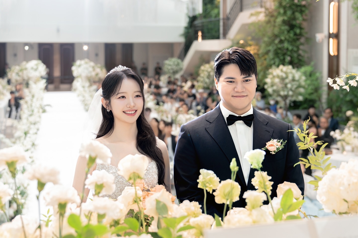 본식사진 드디어 받았어요!!🙌🏻
당일에는 모든게 처음이라 
식 끝나고 호텔에 와서 “와! 끝났다!!”하고
돌아보니 머리가 하~~~얘져서
아무생각도 안나더라구요😂
이렇게 사진을 보니
처음 해보는 결혼식에 떨림반,
새로운 시작에 셀렘반
그날의 감정이 몽글몽글💕

#본식사진추천 #본식사진촬영 #포엘리제 
#더링크호텔서울 #링크호텔 #더링크호텔본식스냅 
#본식스냅사진추천 #서울결혼식