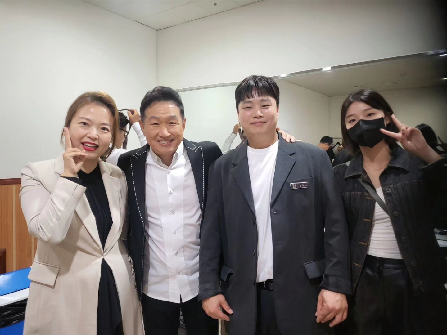 전국TOP10가요쇼

미용가 와 보떼아트쿨이 협력하여 가수들 헤어 와 메이크업 을 담당했습니다.

김범룡님 바람 처럼 시원한 성격 넘 유쾌하고 멋졌습니다ㅎ 

#전국탑가요쇼 #김범룡 #미용가 #좋아요 #맞팔 #선팔 #청주미용실 #동남지구미용실 #트로트 #청주시내미용실