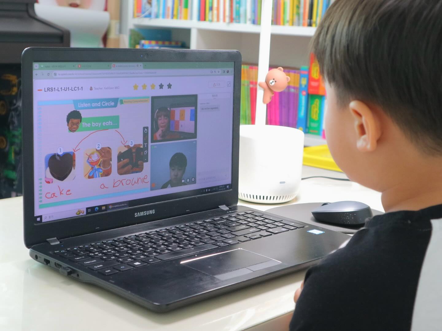 #협찬 #어린이화상영어
.
12월부터 꾸준히 하고 있는 화상영어 #VIPKid 🤩
정규수업을 듣다보니까 태양이가 리딩부분이 조금 약하더라구요.
그래서 VIPKid 특별수업중에 리딩수업을 듣기 시작했어요~
특별수업에는 리딩, 스피킹, 라이팅수업이 있는데,
태양이는 리딩수업을 들어보면 도움이 많이 되겠더라구요~
.
리딩 특별수업은 영어원서를 선생님과 함께 읽으면서
문장패턴을 익히는 수업인데,
아이수준에 맞춰서 익힐수 있게 수업이 진행이 되니까
엄마도움이 필요없더라구요🤗🤗🤗
정규수업을 들으면서 가끔씩 특별수업도 진행을 하니까
확실히 영어학습에 많이 도움이 되는거 같아요!!!ㅎ
.
VIPKid 홈페이지 가입할때
제 #추천인코드 4YLR88086 을 입력하시면
무료 웰컴수업 1회를 들어보실수 있고요~
웰컴수업 완료시 , VIPKid 3천원 할인권 증정!!!
8강이상 수업권 결제시, 2만원 할인권도 받으실수 있어요~
.
우리아이에게 맞는 화상영어를 결정할때에는
무엇보다도 처음 진행해보는 웰컴수업이 진짜 중요한거같아요~
추천인코드 입력하시고 VIPKid 웰컴수업도 꼭 받아보세요👍🏻
.
#VIPKid #브이아이피키드 #어린이화상영어 #초등화상영어
#화상영어추천 #화상영어선생님 #어린이영어수업
#초등영어수업 #영어리딩