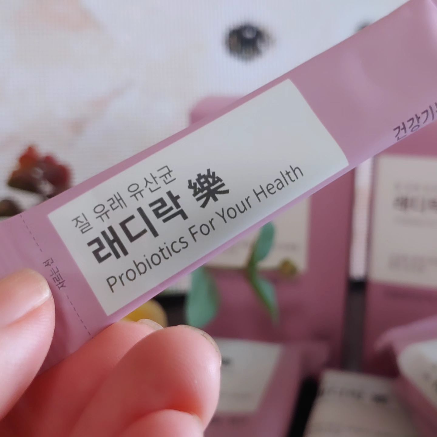 #협찬#광고
래디2005여성 질 유래 
래디락樂 
----------------------------------

😚래디락樂
여성질유산균 참 좋다는 얘기는 많이 들었는데
여성에게는 꼭 필요한 유산균이죠..🥰
생리할때 되면 배도 아프고 생리통이 심했는데
래디락 먹고나서 이런 현상이 싹 사라졌어요.
유산균이라서 그런지 아침마도 쾌변에 하루를 가볍게
피곤감도 덜해요 이거먹으니 숙변을 봐서 인지
살도 조금씩 빠지는 기분..
먹기도 편하고 휴대가 편하여 언제 어디서나 물없이
살살 놓여 먹으면 맛도 있고 참 좋아요.
블루베리 맛이에요.🍇
부원료도 좋은 원료들이 많이 들어있어
여러모로 참 도움 받고 있어요. 소개 해 드릴게요.
여성에게 꼭 필수템 여성질유산균 엄지척...
추천...🎉
---------------------------------
🎊래디락樂
🥁장건강을 위해 찾능 엄선한 유산균 배합
🥁여성질 유래 특허 유산균

💥한국 여성의 질에서 분리한 특허 유산균 3종
➡️락토바실러스 살리바리우스, 락토바실러스 플란타럼, 락토바실러스 퍼멘텀)과 셀레늄, 엽산 함유

💥9가지의 부원료 함유
➡️블루베리 농축분말, 치커리 식이섬유, 이노시톨, 
크랜베리 농축분말, 푸룬과즙 분말, 저분자피쉬 콜라겐펩타이드, 히알루론산 혼합제제, 밀크씨슬, 코엔자임Q10)

💥1포당 450억 유산균을 투입해 유통기한 내 장까지 50억 유산균 보장

💥식품의약품안전처 5중 기능성 인정
유산균 증식/유해균 억제에 도움, 배변활동 원활에 도움, 
장건강에 도움, 항산화에 도움, 세포와 혈액 형성에 필요

💥8가지의 첨가물 無첨가
합성향료, 착색료, 감미료, HPMC, 카제인나트륨, 
스테아린산 마그네슘, 이산화규소, 결정 셀룰로스

💥스틱 분말과 필로우 포장이 되어 있어 휴대성이 좋음

📛여성 질유래유산균 래디락樂 

✳️이런분들께 추천
✔️불규칙한 생활 습관으로 장건강케어가 필요한분
✔️자극적인 식습관으로 장건강이 걱정되시는분
✔️유산균 유목민생활을 끝내고 싶으신분
✔️원활한 배변활동이 필요한분
✔️앉아있는 시간이 많고 활동량이 적은 직장인
✔️규칙적인 배변활동으로 가벼운 장을 원하시는분
✔️평소 건강을 위한 생활습관에 관심이 있는분

🥦섭취방법 
1일 1회 1포를 직접 섭취하거나 물과 함께 섭취

😍래디락 질유래 특허유산균 섭취후
첫째 변을 시원하게 보고
둘째 가끔 아래가 가려움증이 있었는데
그런 증상이 사라졌어요.
분비물양도 줄고 확실히 도움을 많이 받고 있어요.
여성분이시면 꼭 먹어야 하는 필수템인듯해요.
모두 더운데 건강하세요...🤗🤗🤗

https://smartstore.naver.com/shesclinic/products/362367635

#래디락 #강남유산균 #명품유산균
#여성유산균 #여성질유래유산균 #질유래유산균
#여성질유산균 #50억유산균 #유산균 #질염
#질유산균추천 #여성유산균추천 #질염유산균
#질유래유산균,#래디락樂(필수),#임산부 추천