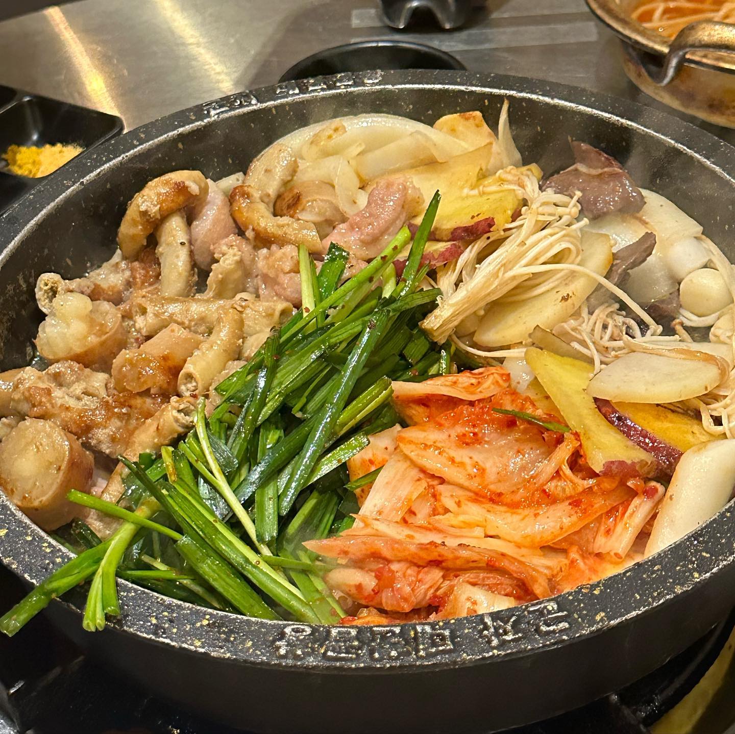 #협찬
진짜 너무너무 맛있는 곱창 맛집
군자대한곱창 명동점
오랜만에 먹는 곱창이었는데 불쇼도 짱 신기하구
진짜 너무 맛있어요
특히 부추 김치랑 같이 먹으면 너무너무 잘 어울려요☺️💙
.
.
.
.
.
#명동곱창맛집 #을지로곱창맛집 #명동회식 #명동데이트 #을지로데이트 #명동고기집 #을지로고기집