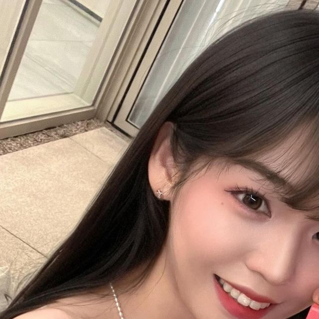 𝓐𝓻𝓲 on Instagram: "@forment_official #향수 #벨벳허그 . . 겨울에 쓰기 좋은 포맨트의 벨벳허그 향수예요🩷 우아함과 섹시함을 담은 듯한 포근한 피오니의 부드러운 향인데요 :) 뭐랄까 ,, 꽃잎