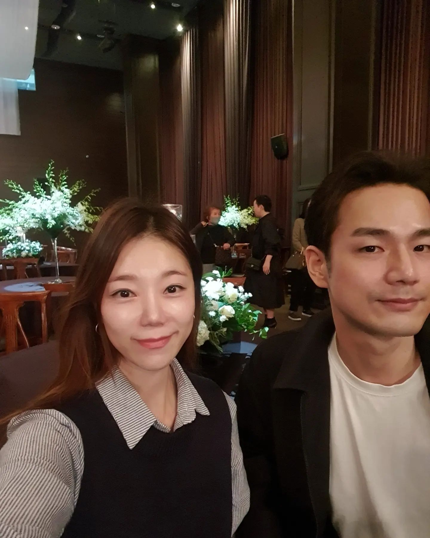 내얼굴 작....아...보이게
앞으로 나와주는 배려......ㅎㅎ

오빠.......
독사진 찍고싶으면 말루 해........🙃

#오랫만에투샷
#부부스타그램