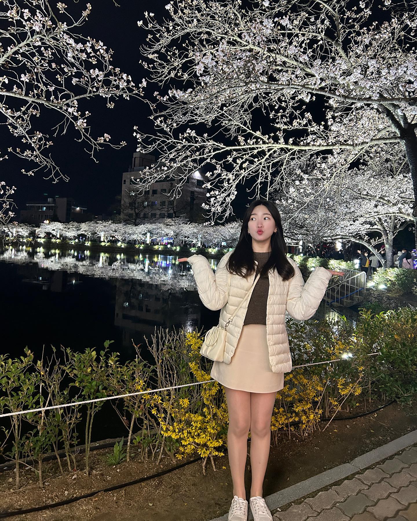 급 유명세를 타버린 연화지 🌸💕
오랜만에 왔는데 여전히 이쁘규 난리 ˃̵͈̑ᴗ˂̵͈̑ 

#김천연화지_벚꽃놀이🌸