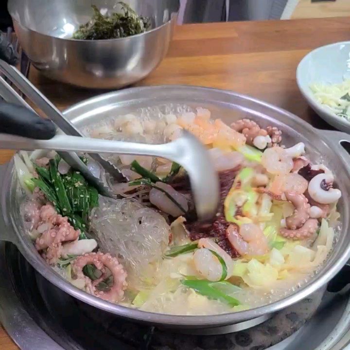 #협찬 #광고 진주 평거동 낙곱새와 해물탕 맛집
낙곱새 먹으러 부산까지 안가도 진주에서 먹을 수 있다는거!🤭 뜻 밖의 멸치볶음 맛집!
밑반찬도 맛있고 매운맛 조절도 가능해 맵찔이부터 
매운맛 파이터까지 가능!  어중간한 3~5시에도 
브레이크 타임 없으니 언제든
맛있는 식사 가능한 평거동 맛집이에요.
양념이 너무 짜지않아서 딱 제 입맛👍
룸도 있고 따끈한 좌식테이블 룸도 있어서
가족끼리 식사하러 가시기도 좋을것 같아요.
맛집 인증에서만  가능한 빈그릇 인증까지 했어요~
설날 9~11일은 휴무라고 하니 12일부터 가실 수 있어요! 2월 12일은 평상시보다 1시간 빨리
10시에 오픈하신다고 해요~!

진주 아낙촌 평거점 
주소: 경남 진주시 평거동 1018(새들말로 76-5) 
영업시간:  화~토 11:00~22:00  월요일휴무