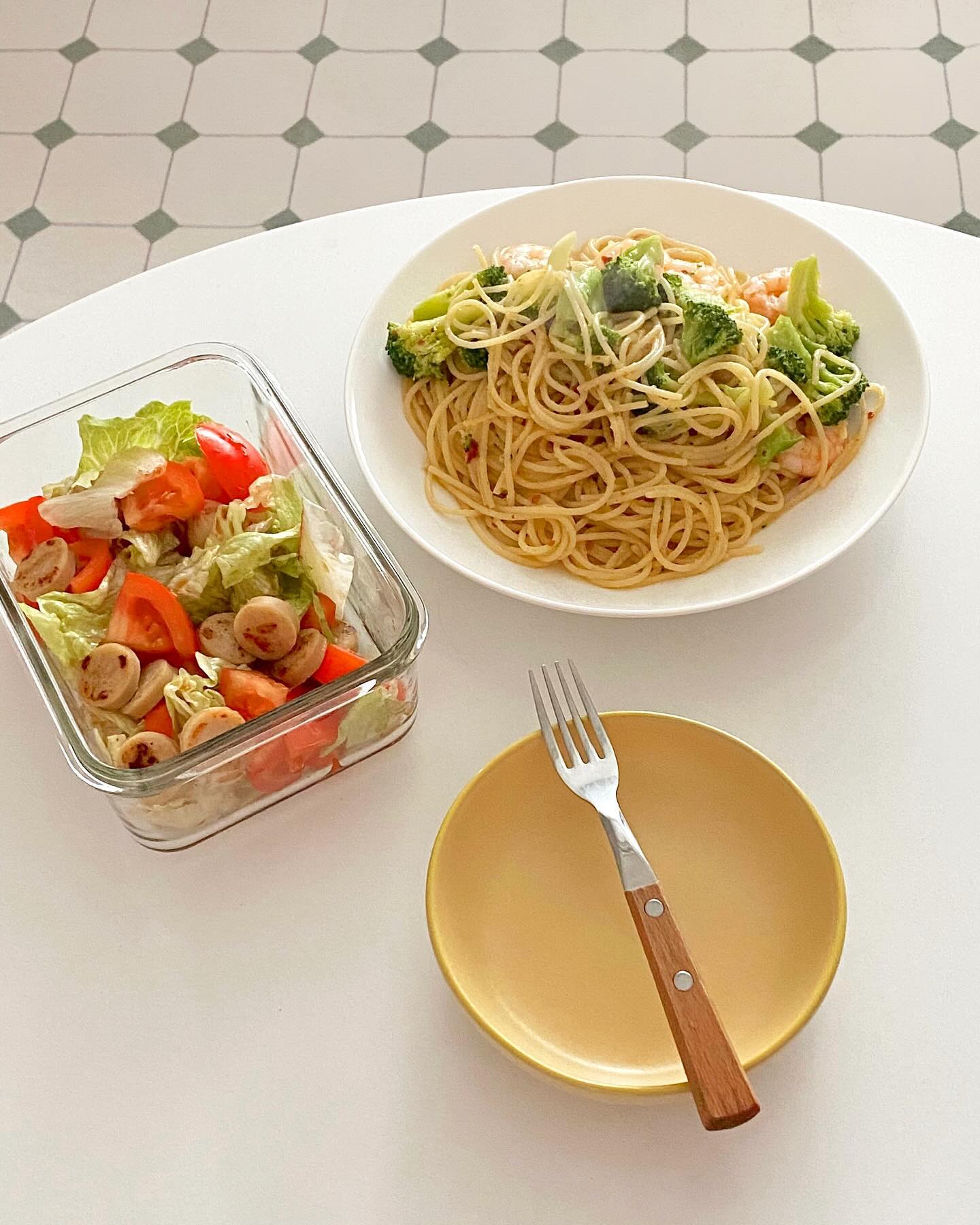 🍽오늘의 메뉴🍽 ---> 새우오일파스타&샐러드
.
.
👩‍🍳💬 새우오일파스타? 15분만에 만들기 가능합니다•• 브로콜리 새우 페퍼론치노 마늘 넣고 볶다가 면넣고 올리브오일, 소금 넣어 팔팔 끓여주면 윤기 좔좔 흐르는 쵹쵹한 오일파스타 완성이여요✌🏻요즘 식이섬유섭취에 집중하고 있기에 샐러드를 좀 만들어봤는데요 대량파스타와 소량샐러드의 탄생•• ( 반대가 되어야 하는 거 아니냐며•• )🥹
.
.
#먹팔 #먹팔맞팔 #다이어트식단 #다이어트레시피 #다이어트식단공유 #다이어트 #요리계정맞팔 #요리스타그램 #요리레시피 #요리그램 #자취요리 #자취요리레시피 #자취요리그램 #자취요리스타그램 #집밥일기 #집밥 #집밥그램 #집밥요리 #요리맞팔 #먹팔해요 #먹팔환영 #먹팔소통 #먹팔하면맞팔 #훔쿡 #홈카페 #홈스토랑 #홈브런치 #집밥레시피 #집밥메뉴