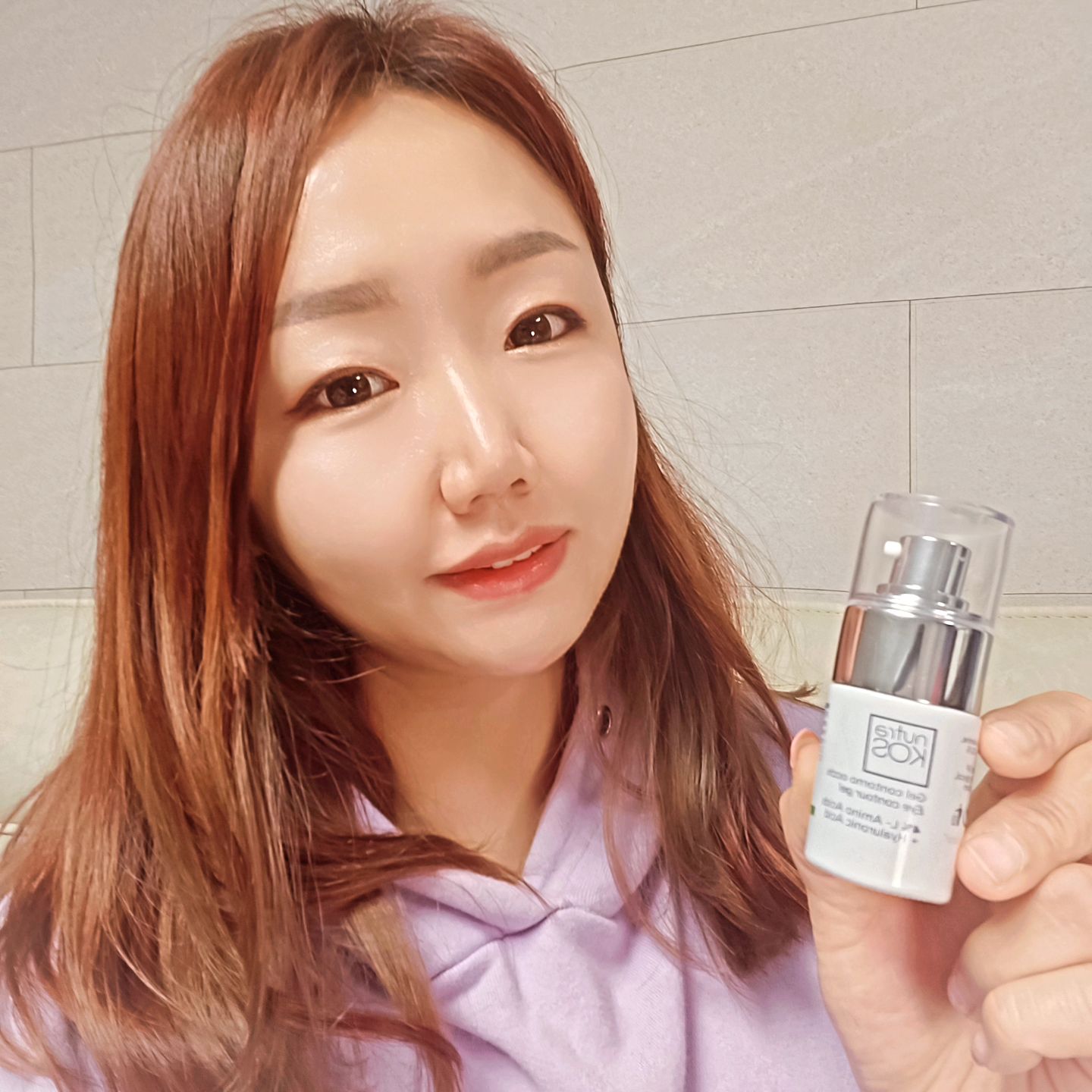 #협찬 #누트라코스 nutrakos_kr ✨️

올해 생일이 지나면 완벽한 불혹이 되는 잠만보나 입니다 #내나이가어때서 🤣 사계절 내내 수분크림 하나만 발라도 충분 했는데 나이가 드니 잔주름도 생기고.. 눈가조 건조 해지더라구요..🥲 노화를 막을수 없다면 늦추자! 피부과에서도 종종 봐오던 제품이에요! 누트라코스의 #아이컨투어겔 소개 합니당💛

🔹️25년이상 아미노산 포뮬러를 집중적으로 연구해온 누트라코스가 선보이는 눈가케어 제품 입니다. 해외 각국의 피부전문의 들이 인정해서 국내에도 피부과, 성형외과에 많이 입점해 있죠! 의사들이 인정한 화장품이라니 제품의 품질이나 안정성이 믿음이 갔어요👍

🔹️겔타입의 가벼운 아이케어 제품이지만 발림성과 흡수력이 굉장히 빠른 반면 촉촉함이 오래 지속됬고 눈가 피부 건조함이 많이 개선 되었어요. 화장후에도 들뜨지 않았어요~ 눈밑은 물론 눈두덩이에도 사용 하였는데 평소 아이 메이크업 진하게 하는 편임에도 밀림현상 없었어요. 피부에 수분이 부족하면 탄력이 떨어지자나요. 눈가에 건조함이 없어요 속건조까지 잡아주어 얼굴 전체에 발라줘도 끈적임없이 보습력이 너무 좋았어요👍

🔹️임상 실험결과(28일 사용 결과) 치밀도 27.38% 강화,  탄력 19.19% 강화, 수분도 11.70% 상승, 피부 밝기 16.3 % 강화, 다크서클 개선( 파란색소 4.0%, 붉은색소 7.1% ) 피부노화 개선은 물론 미백 기능까지 효과가 입증 되었습니다👍

🔹️6AA인 아미노산 포뮬러 특허성분과 히일루론산까지 더해져서 오래지속 되는 촉촉함에 탄력케어까지~ 피부 관리는 꾸준히 해주는게 중요하죠! 이 정도면 아이크림의 끝판왕 이라고 생각 합니다! 지금부터라도 꾸준하게 관리해서 기왕 나이 드는거 젊게 나이들자구요 😂 #누트라코스아이컨투어겔 추천합니다 🫶

#리커버리세럼 #탄탄세럼 #누트라코스 #아이컨투어겔 #6AA #히알루론산 #피부관리 #worldexclusive #아이크림 #화장품추천 #화장품스타그램 #뷰티그램 #뷰티템추천