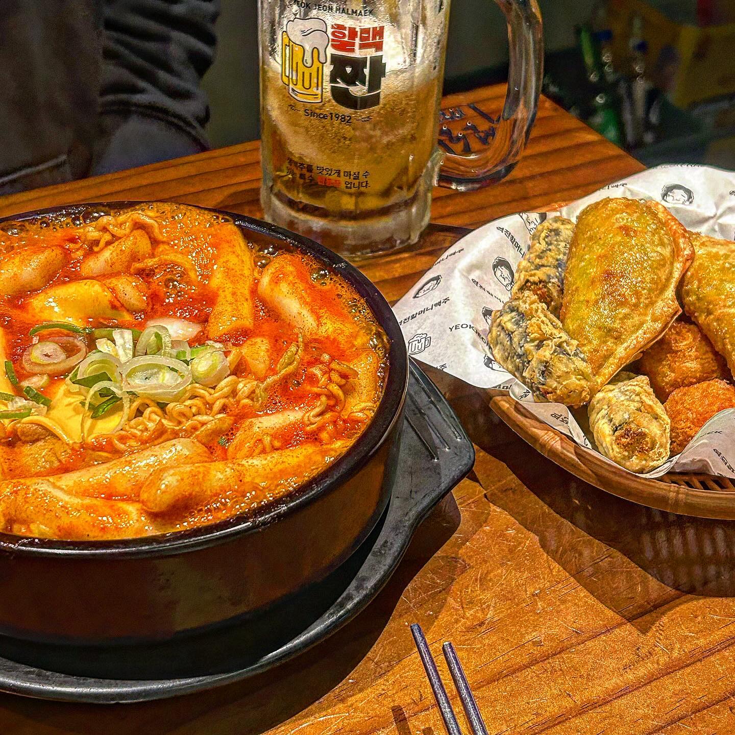 #술 #럽잇 #loveat

시원하게 #맥주 한 잔 마시러 갔다가
끊임없이 안주 주문하게 만드는 곳 
여기서 안주 하나 주문하면 유죄😖
#안주맛집 #생맥맛집 #역전할머니맥주 🍺🍻

여러분의 역전할맥 최애 메뉴는 무엇인가요?
저는 늘 #치즈라볶이 와 #짜빠구리 중에서 고민하는데요🫢
이날은 매콤~ 한게 땡겨서 라볶이 세트에
또하나 단골 안주 30cm 롱치즈돈까스 주문했어요!

역전할맥 시그니처 얼음잔에 살얼음 동동 맥주 한 입 마시고
매콤한 라볶이와 갓 튀긴 바삭한 튀김과 돈까스 먹으면
그냥 스트레스 싸악 날아가는 맛~!
이제 날이 더 따뜻해지면 주기적으로 방문도장 찍을 예정🤩
역전할맥 또다른 숨은 안주조합 추천해주세요🫶🏻

-
🫶🏻역전할머니맥주 사당점 (yeokjeonbeer_official )
🫶🏻 서울 관악구 승방4길 20 1층 102호 역전할머니맥주 사당점
.
.
.
#불토 #역전할매맥주 #역전할매 #역전할맥 #역전할매맥주 #생맥주맛집