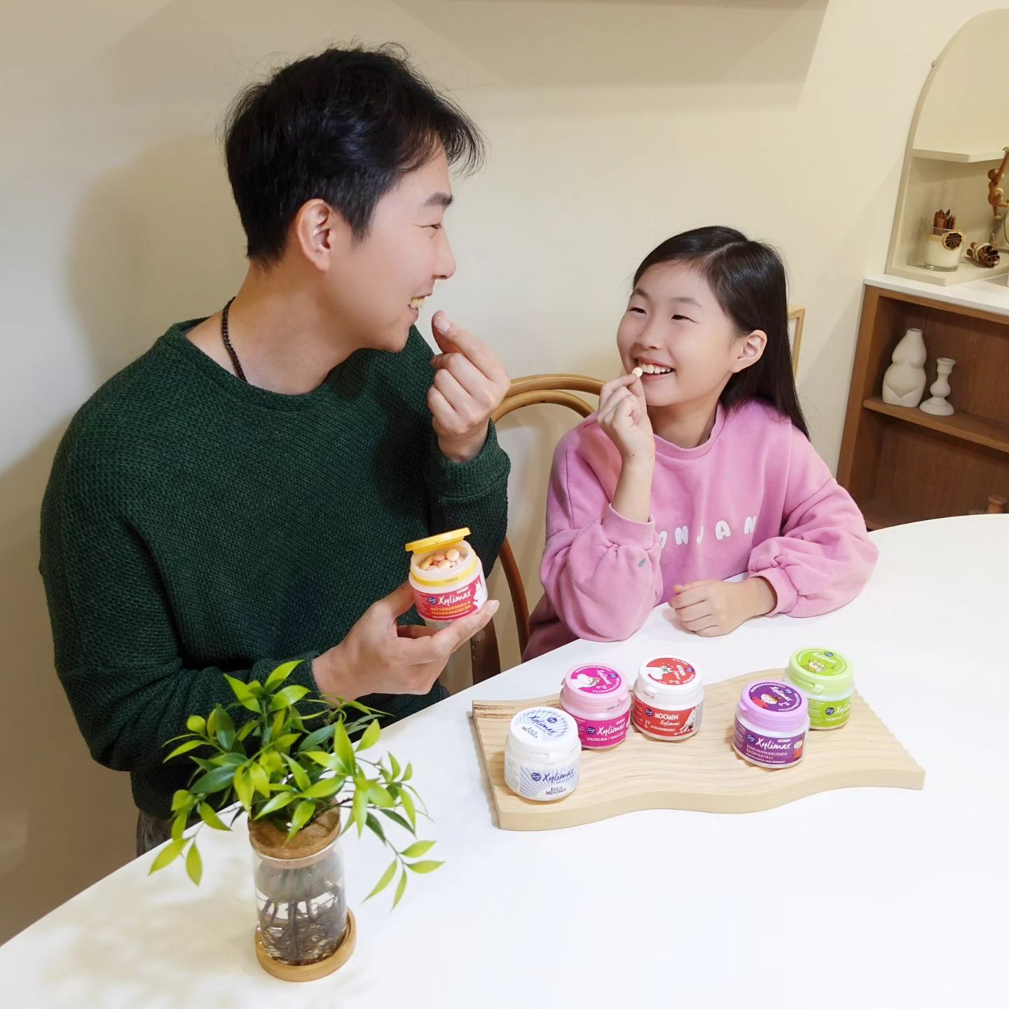 #광고 #협찬 xylimax_korea

저희 가족 모두 다 함께
챙기는 북유럽 자일리톨 1위 
브랜드#질리맥스자일리톨😀

100% 핀란드산 자일리톨 함유되어
충치균의 성장을 억제하여 
숫자를 감소시키고 치아 
부식성을 약화시켜주는데다
당류가 0g이라서 부담도 없어요〰️

영구치 관리 시작해야하는
아이들은 물론 공부하다 잠이
오거나 기분 리프레시가 필요한 
수험생이나 직장인 등 온가족
함께 섭취하기 넘 좋아요❕️

유카멘솔, 무민 딸기 논코팅, 
스노크메이든 산딸기, 스너프
킨 배맛, 질리맥스 무민, 질리맥스 
리틀미이 6종이 있어 골라먹는 
재미까지도 쏠쏠하다죠오〰️

특히 유카멘솔은 천연향료 멘솔,
페퍼민트 오일, 아니스향이 함유되어
청량감 가득해서 텁텁한 입을 상쾌하게
해줘 금연 보조, 졸음 예방에도 굳👍

다가오는 수능 선물, 입시 응원 
선물로 추천해보아요오😍

#질리맥스 #자일리톨 #온가족자일리톨 #자일리톨사탕 #어린이자일
리톨 #자일리톨추천 #핀란드자일리톨 #직수입자일리톨 #아기자일리톨 #직장인 #간식
#자일리톨 #수능선물#수험생선물 #선물추천