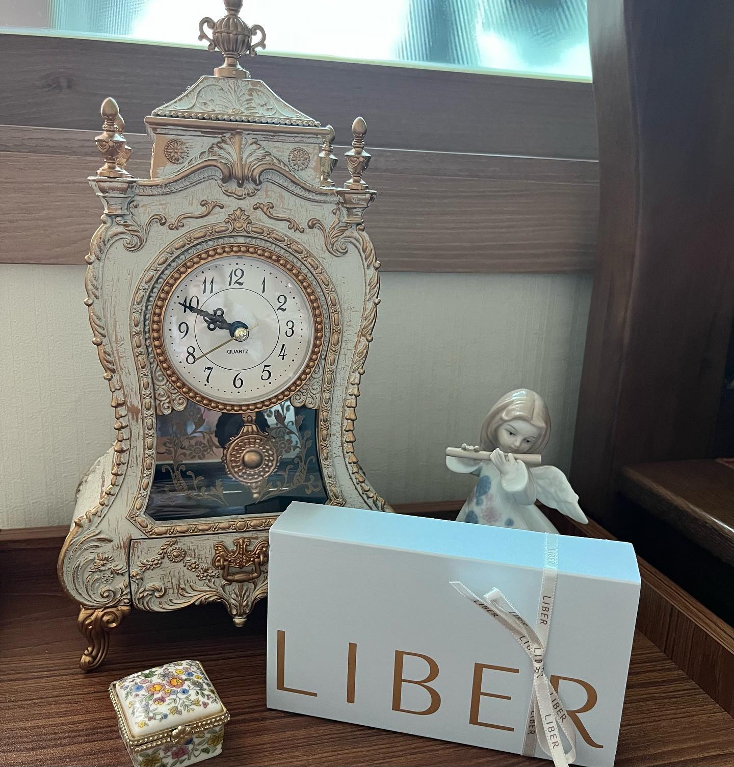 #협찬 #광고 
liber_seoul 🤍

언제 어디서나 나의 컨디션에 맞춰 일상 속 아로마 테라피🙏🏻

요새 무기력함과 스트레스가 많이 쌓여 힐링이 필요했었는데
사용하는동안 정말 리프레쉬되고 힐링되었던 너무 좋았던 제품이었어요☀️

롤온&괄사 기프트는
스트레스가 많은 직장인
수면의 질 개선이 필요한 분
릴렉스가 필요한 분들께
정말 강추 드리는 힐링제품이에여✨

제가 사용한 향은 바질스퀘어 향인데!!🍃
자연의 흙과 비바람이 낳은 허브, 
새로운 시작을 알리는 바질 아로마향인데요! 
머리가 복잡한 요즘에,
머리를 맑게하고 지적 피로를 줄여주는데 
도움을 주는 향이에요:)

새로운 영감을 얻고 싶은 기획자, 마케터
장시간 지속되는 업무나 운전으로 리프레시가 필요한 분
저처럼 활력을 위한 테라피가 필요한 학생분들이 사용하면
너무 좋을것 같은 향이에요~

나를 위한 작은 힐링시간을 위해 추천드러요🤍

#광고 #리베르 #LIBER #리베르에센셜롤온 #리베르롤온기프트 #아로마롤온 #아로마오일 #아로마테라피 #괄사마사지 #자기관리 #뷰티모델 #프리랜서모델 #관리하는여자
