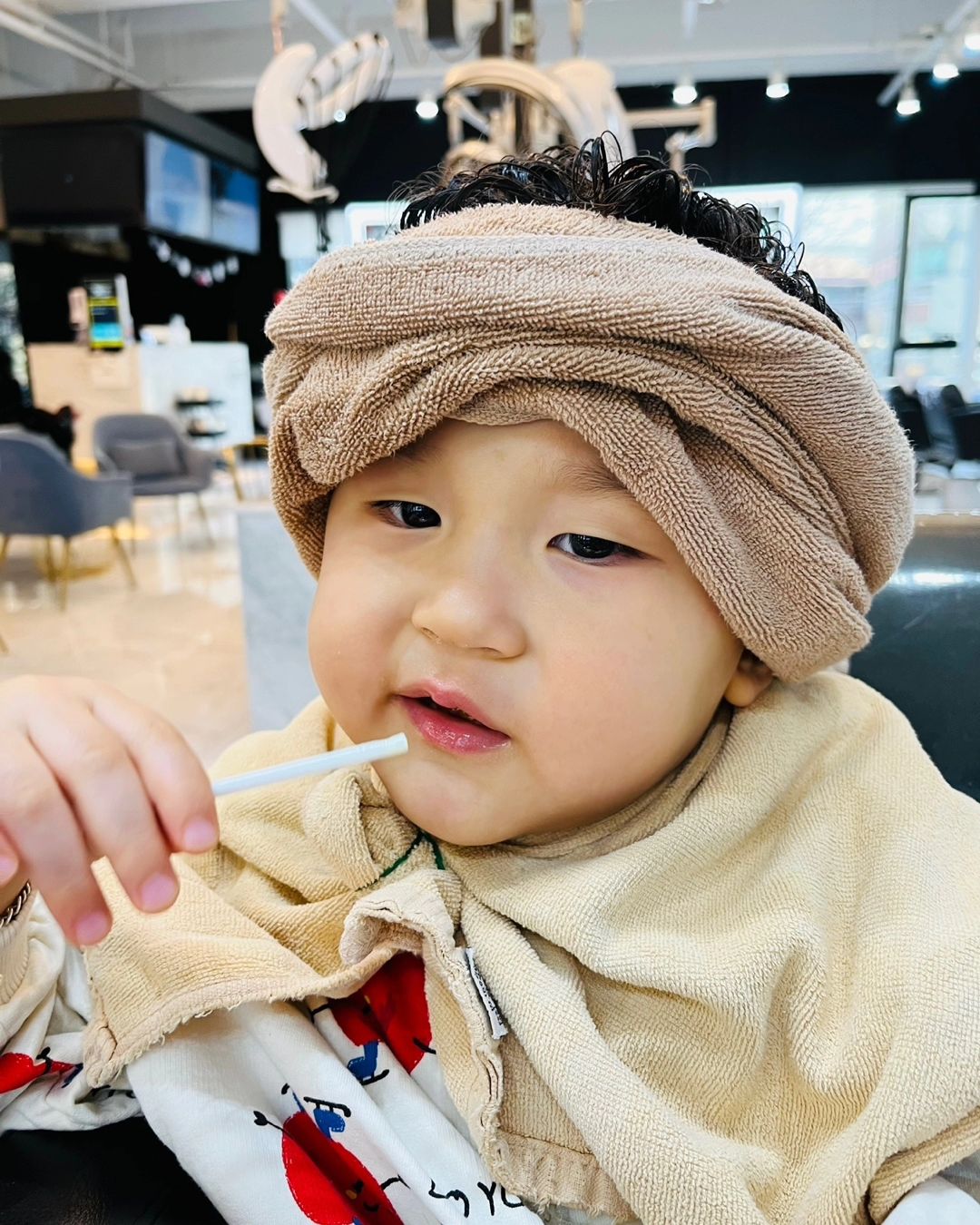 인생 첫 파마💜
.
.
.
진성문을 획득하였습니다.👨‍👦
#붕어빵가족 #구준표머리