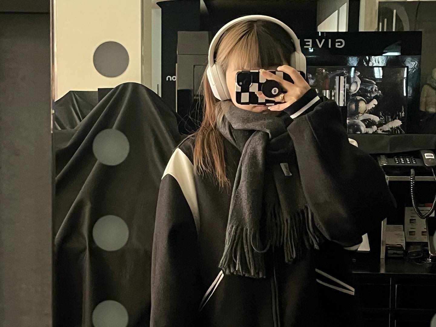 #오늘의코디 

요즘 코디 올리기가 정말 무섭고 스트레스를 받고 있었는데 가만히 방치하는 것보단 이렇게 소소하게라도 올리면 차차 괜찮아지지 않을까! 라는 생각에 살짝콩 소심하게 올려봅니다!

날이 갑자기 확 추워졌는데 전 아직 두껍게 입을 준비가 덜 됐단 말이죠,,
저는 겨울에 두껍게 입는 것보단 얇게 입고 목도리 두르는 걸 좋아합니다!

오늘 출근룩은 블랙 울 바시티 자켓에 차콜 컬러의 목도리를 둘러 출근을 했습니다!
목만 따뜻해도 몸 전체적으로 많이 따뜻해지더라구요!! 다들 추울 때 목도리 아이템 하나씩 장만해서 패션 포인트도 챙기고 몸도 챙기셔요 🧣🫶🏻