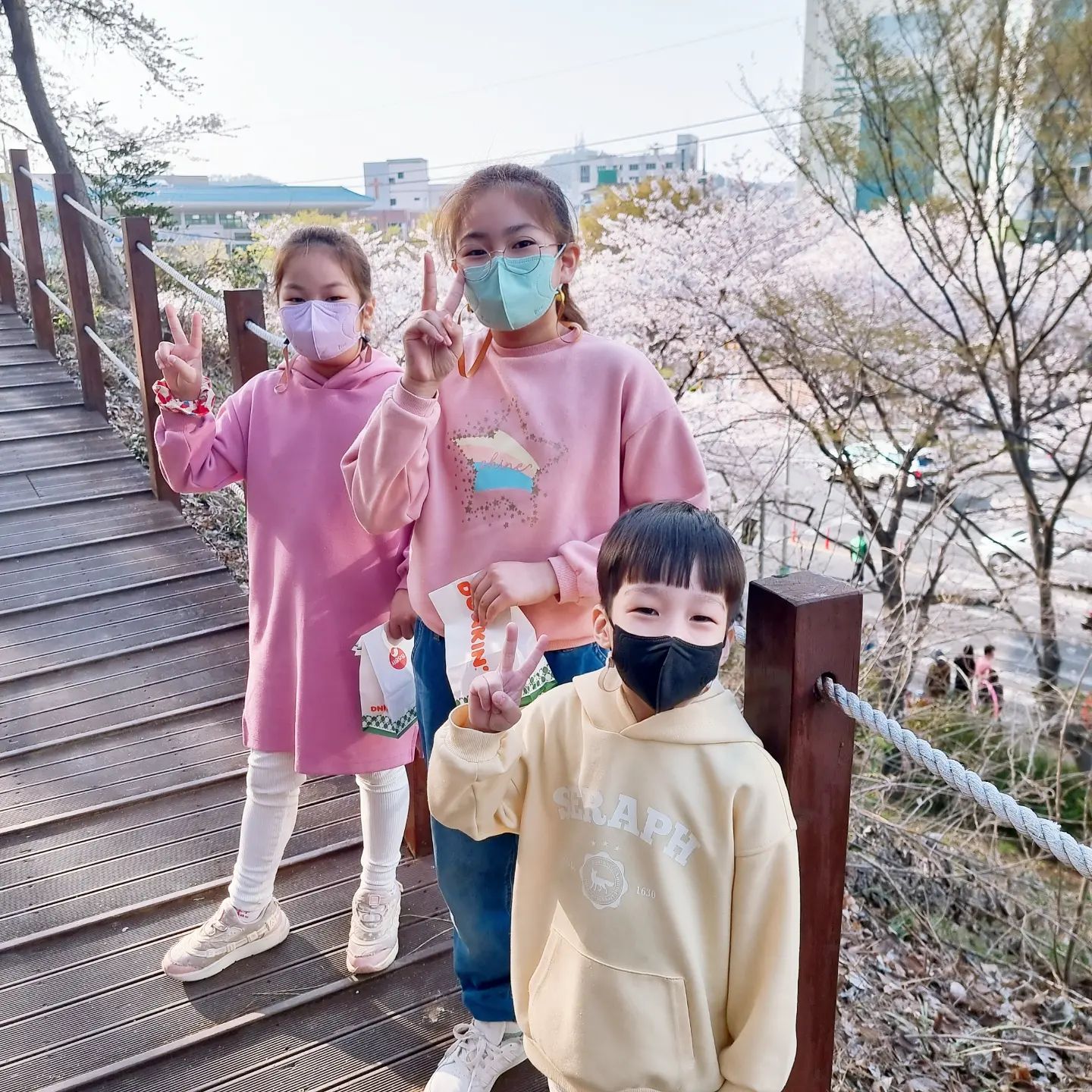 #벚꽃놀이 

나도 빠질 수 없지~~
근래 뭐가 바빴는지 매주 방콕아니면 시댁만 왔다갔다
하다가 오늘은 더 이상 미루면 안되겠다싶어 애들이랑
벚꽃보러~~~♡♡♡

꽃놀이하다가 친한언니가 사준 던킨도넛 하나씩
흡입하시는 아이들 🤣 
사실 배고픈 거 아니었잖아? ...
첫찌,두찌는 다이어트 좀 하자..😮‍💨

벚꽃..좀 더 펴있으면 좋겠다🌸

#벚꽃명소 #멀리갈필요없다 #간만에외출 
#엄마는찍사 #벚꽃지지마 #꽃놀이🌸