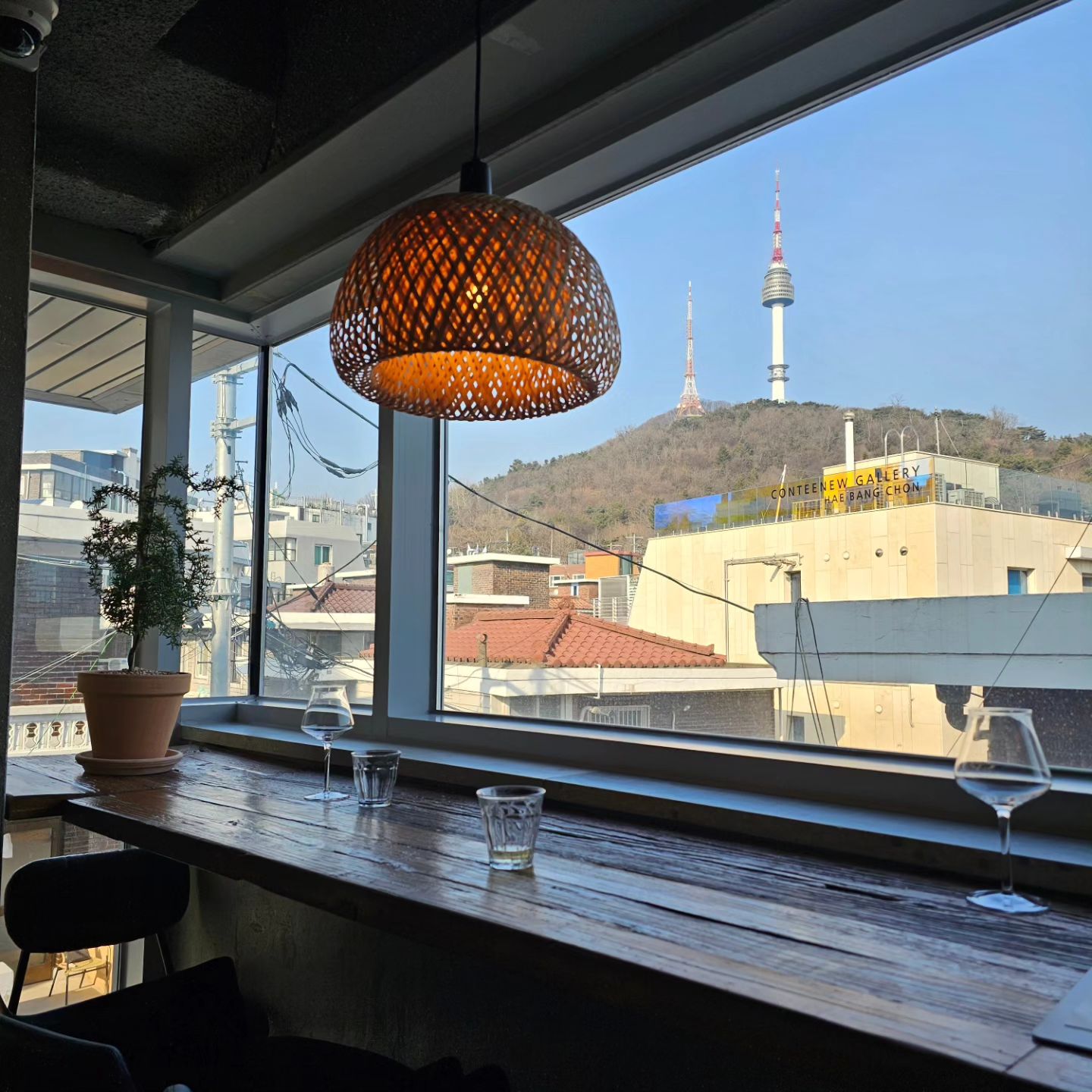 테이블뷰 런치코스

스타터 - 샐러드
메인 - 새우 토마토 파스타 or 버섯 치즈 리조또
디저트 - 수제 바닐라 아이스크림과 크럼블
(1인 27,000원)

합리적이고 행복하고 너무 착한 가격으로 즐기는 점심 미니 코스요리 였어요^^ 지인언니와 덕분에 행복한 점심식사 였어요😍  사장님 감사합니다^^

#테이블뷰 #용산맛집 #미니다이닝 #점심코스 #용산파스타 
#용산파스타맛집 #리조또 #리조또맛집 #디저트 #디저트맛집 
#코스요리 #남산뷰