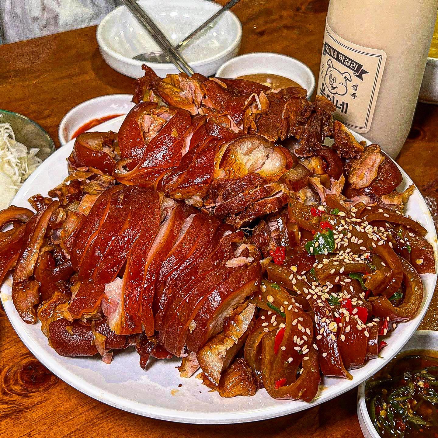 잠실새내역 근처 개맛도리 족발집 옥이네껍족 다녀옴,

체인점 특유의 썰어만내는 가공품 느낌의 족발이 아닌 직접삶는 족발의 쫠깃한 껍데기와 촉촉야들한 살코기가 그대로 살아있는 지대로된 족발이었음ㅋㅋ

족발을 시켰는데 서비스 개념인건지 껍데기가 같이나오는데 이 껍데기도 존맛도리고 쟁반국수도 양념이 미친넘이라 촉촉하이 소주 들이붓기 좋더라ㅋㅋ

마지막으로 운이 좋으면 만날수있는 #옥이네막걸리 이거는 보이면 꼭 드셔보세요잉 전통주 덕후 사장님이 기획했다는데 막걸리 안 마시는 나도 산뜻하게 완병해버림ㅋㅋ 

#옥이네껍족 #왕프로송파구 

#서울족발맛집
#족발맛집투어 
#잠실족발맛집
#잠실새내족발 
#잠실새내맛집추천 
#잠실새내역맛집추천