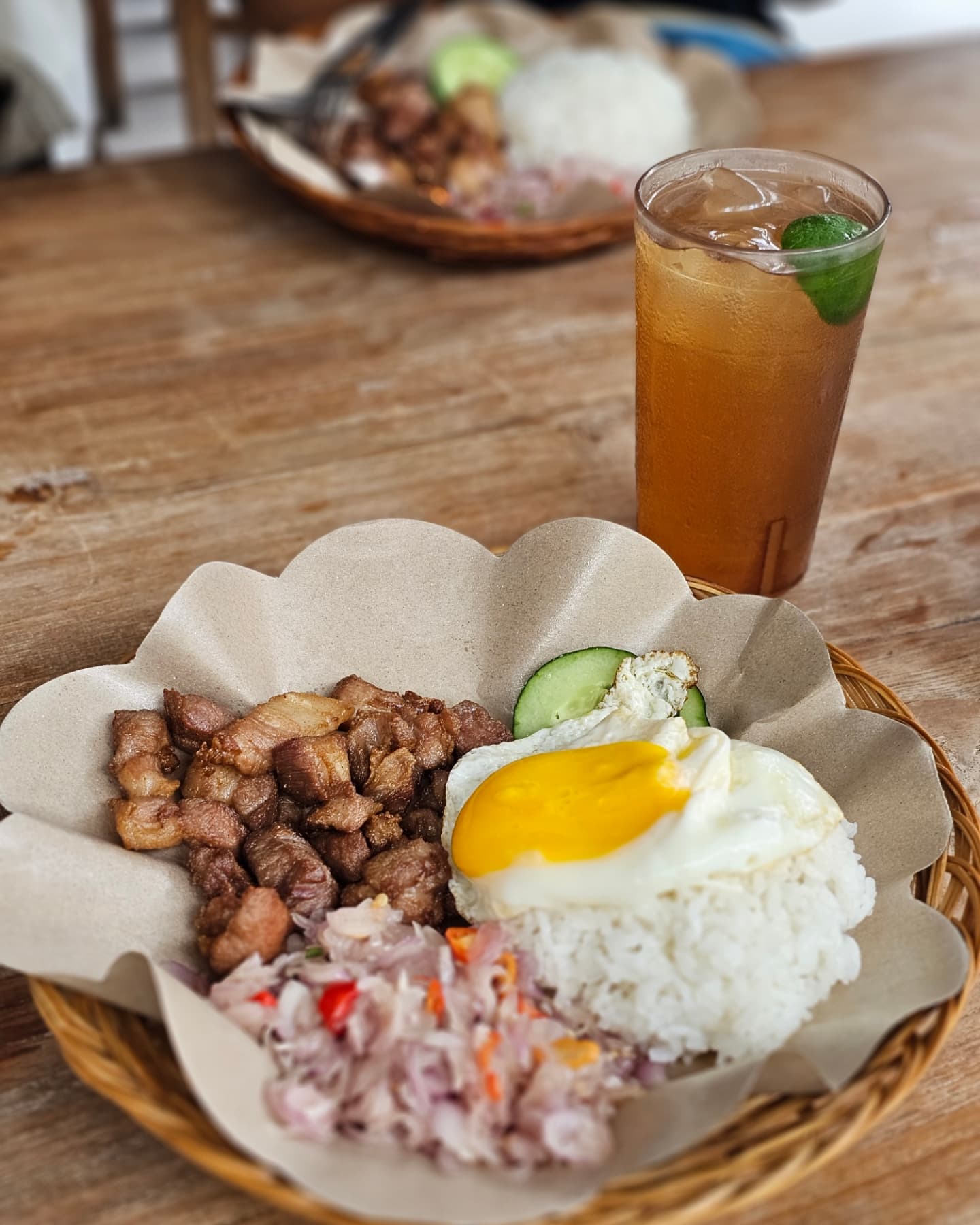 🍽🌴 발리 맛집에서 점심 먹기 🤩 
항상 현지인+관광객으로 붐빈다는 바비 삼발마타 맛집. 
#warungcahaya

구글 지도에 현지인 맛집으로 저장해놓고 가볼 생각도 못했는데 언니 추천으로 함께 다녀옴. 🙌 

돼지고기 목살에 삼발마타의 조합 강추! 
한국사람이면 불호가 없을 맛 👌❤️ 

#발리맛집 #발리현지인맛집 #삼발마타 #바비삼발마타 #발리여행  #여행스타그램 #travel #balitrip