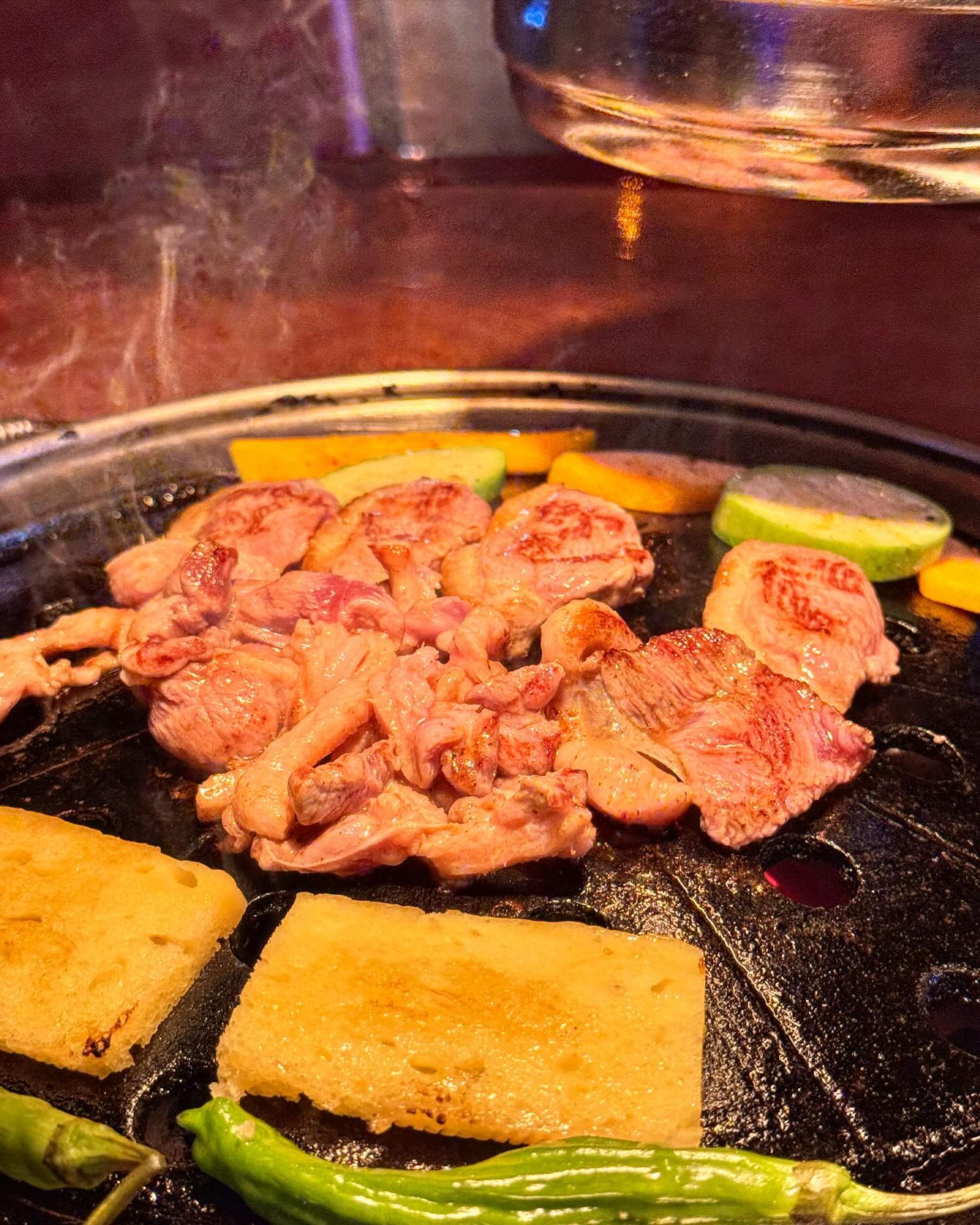 성수동에 위치한 힙한 고기전문점 뚝도농원 🐷🐤
성수동의 특유의 힙한 감성의 인테리어와 프라이빗한 룸 보유하고있어서 단체로 가기도 좋아요!
뚝도농원의 농원은 모든 고기를 품용 한다는 뜻으로 오리와 돼지고기를 위주로 판매하고 있어요
허브오일에 마리네이드한 오리고기, 매콤 달콤한 오리 주물럭, 직접 손질 및 숙성한 돼지고기(오겹살,가브리살,항정살) 까지 👍🏻
뚝도에서만 만날수 있는 직접 만든 밑반찬 및 소스도 jmt!!
커피 나무 숯을 활용하여 고기의 육즙을 살리고 숯향까지 입혀 고기의 맛을 살린 찐 맛집!! 
다양하고 맛있는 사이드 메뉴까지 대존맛!!
.

성수동맛집#성수동핫플맛집#서울성수동맛집#뚝도농원