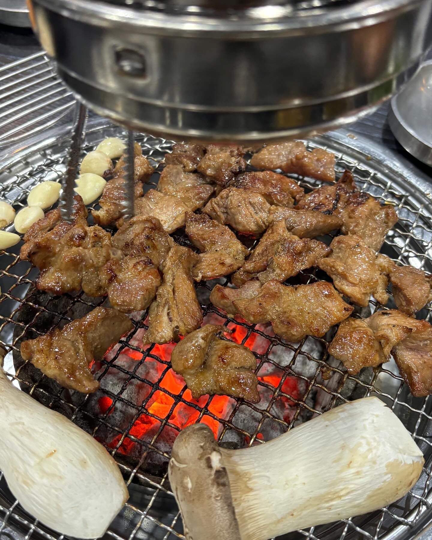 #해심가든

중문 여행하고 저녁먹으러 들린 해심맛집
우리가 갔을때 이미 만석👍
현지인 맛집 느낌

다들 생갈비 먹는데 우린 양념돼지갈비 주문했다
가격대비 양 엄청 난..!! 민하주려고 성게미역국 시켰는데
결국 미역국도 우리가 다먹고 냉면도 우리가 다 먹고🤪
양념돼지갈비도 짜지않고 맛있었다👍

🎈해심가든
🏠 제주 서귀포시 천제연로 203-4
✔️생갈비 맛집
✔️아기의자 있고 주차 가능해요
✔️현지인 맛집이라 손님이 많았어요

#중문동맛집 #서귀포현지인맛집추천