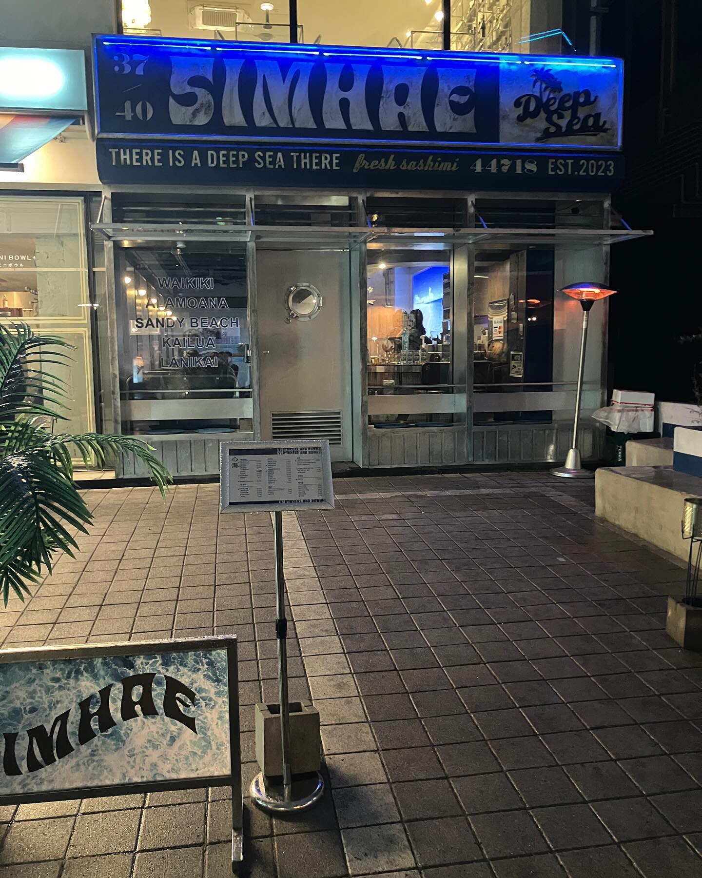 힘든 직장생활, 삼산 심해에 빠져보는건 어떨까요?

어디에나 있지만 어디에도 없는 한번도 가보지 못한 심해같은 공간 #심해

예전 중구에서는 심해공포증으로 운영하시다가 삼산으로 이사하시고 새롭게 심해로 운영하신다고 들었어요🌊

심해의 시그니처 연어사시미는 정말 두툼하고 탱실한게 다음번에는 셀프 후토마끼랑 같이 먹고 싶은 생각이 절로 들더라구요🐟
로제떡볶이와 오징어링튀김은 오징어링튀김과 어니언링튀김이 교차로 꽂혀있어 먹는 재미가 있습니다❣️

테이블석에서 심해 스크린영상을 보면서 친구와 연인과 술한잔 하는건 어떨까요?🌊🌊

#협찬 #제품제공

🔹 심해
🔹 울산 남구 왕생로36번길 22 1층
🔹 달동 1260-9
🔹 매일 17:00 ~ 03:00
🔹 0507-1344-2073
🔹 모듬사시미 39,000원
🔹 훌리훌리와 크림리조또 25,000원
🔹 연어사시미 29,000원
🔹 로제떡볶이와 오징어링튀김 13,000원

#심해 #심해공포증 #울산심해 #울산심해공포증 #울산이자카야 #삼산이자카야 #울산술집 #울산술집추천 #울산핫플 #울산핫플레이스 #울산데이트 #울산데이트코스 #삼산데이트 #삼산데이트코스 #울산데이트장소 #울산데이트하기좋은곳 #삼산동맛집 #삼산술집 #삼산동술집 #삼산동핫플 #울산핫플추천