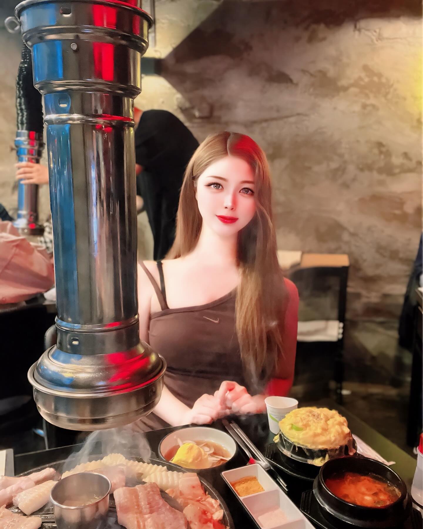 전포 갈비 맛집 불티에 다녀왔어요🔥bul.tee
주소: 부산 부산진구 전포대로 264-1 1층 불티
영업시간 : 매일 17:00 ~ 3:00
사장님이 직접 재료 공수부터 손질까지 전부하신다네요👩‍🍳👍그래서 그런지 생갈비가 양념마냥 감칠맛이 싹 돌고 너무 맛있고 깔끔해서 돼지갈비인데도 육즙과 풍미가 살아나고 부드러운 식감까지!👍💕가격도 너무 착하고 이렇게 식감과 맛이 좋은데 가성비까지 짱짱인거 실화?
사실 오전에 밥먹고 디저트 먹고 저녁에 못먹겠다고 이래놓고는 갈비 한입먹자마자 너무 맛있어서 갈비랑 공기밥 추가하고 비빔냉면까지 야무지게 싸서 먹고와버렸어요
🤣다이어트 실패~! 너무 맛있어서 또 먹고싶어지네요
사장님도 너무너무 친절하시고💕직원분들도 너무 친절하세용 고기하나하나 불판에 눌러붙지않게 신경써주시고 서비스도 너무 최고에용! 
담에 외식할때 또 가고싶어지는 맛집👍
.
.
.
#전포동불티 #전포불티 #서면소고기#전포동맛집 #전포동돼지갈비 #전포소고기맛집 #부산소고기맛집 #전포맛집 #서면맛집  #부전역맛집 #서면돼지고기 #서면삼겹살 #전포삼겹살#서면회식 #부전회식 #전포가족외식 #서면가족외식 #불티 #데이트코스 #가족외식 #맛집투어그램 #부산맛집투어 #협찬제공 #모델촬영 #전포데이트 #먹방투어 #좋반테러 #전포동핫플 #전포데이트코스 #소통해요