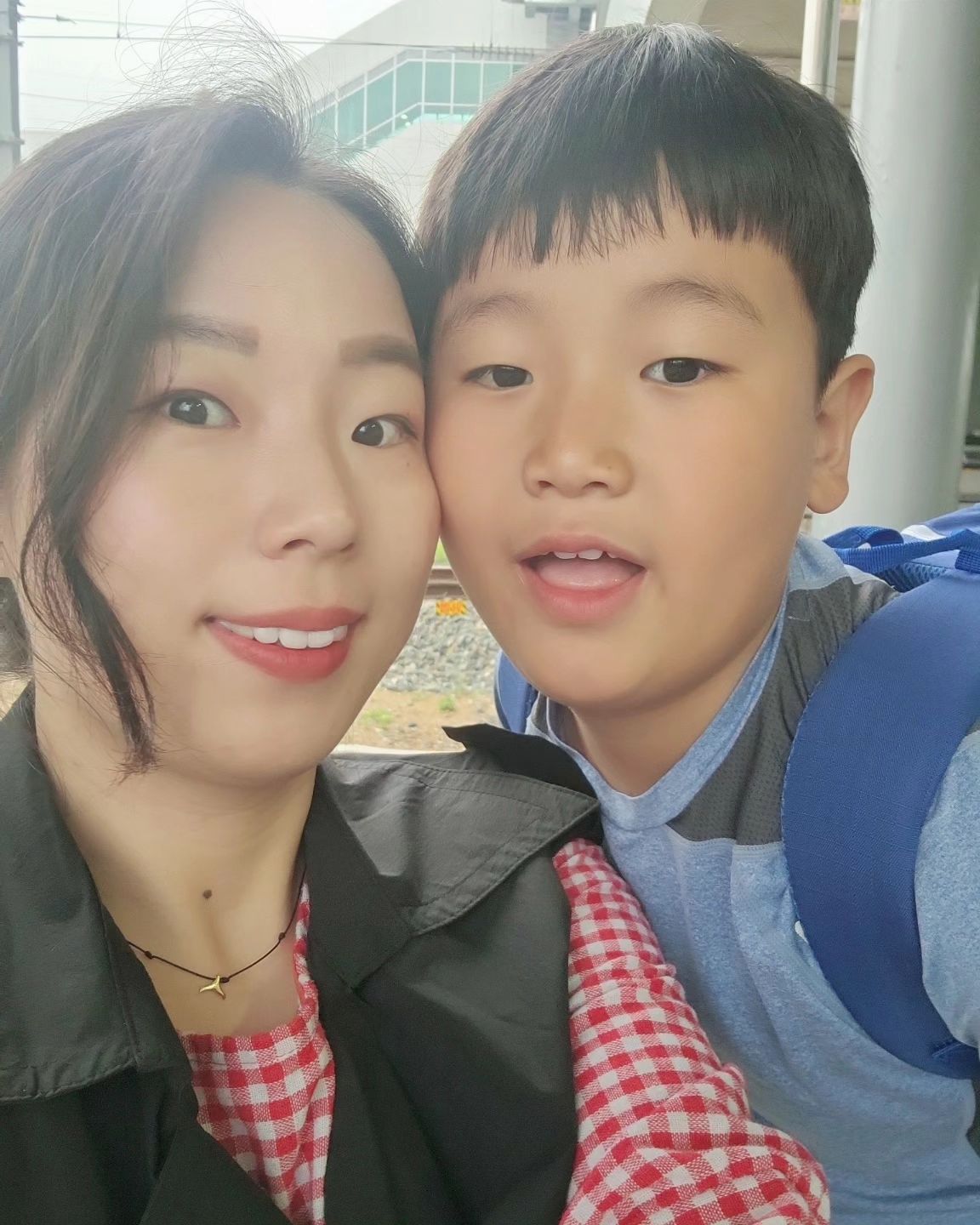 10살아들🌝

카톡 프사로 이걸 해놨더니
사람들이  남편인줄 알았다며 카톡이 ㅋㅋㅋ
내가 얼굴을 너무 뒤로 뺐군 !!🌝❤

#쑥쑥크는중