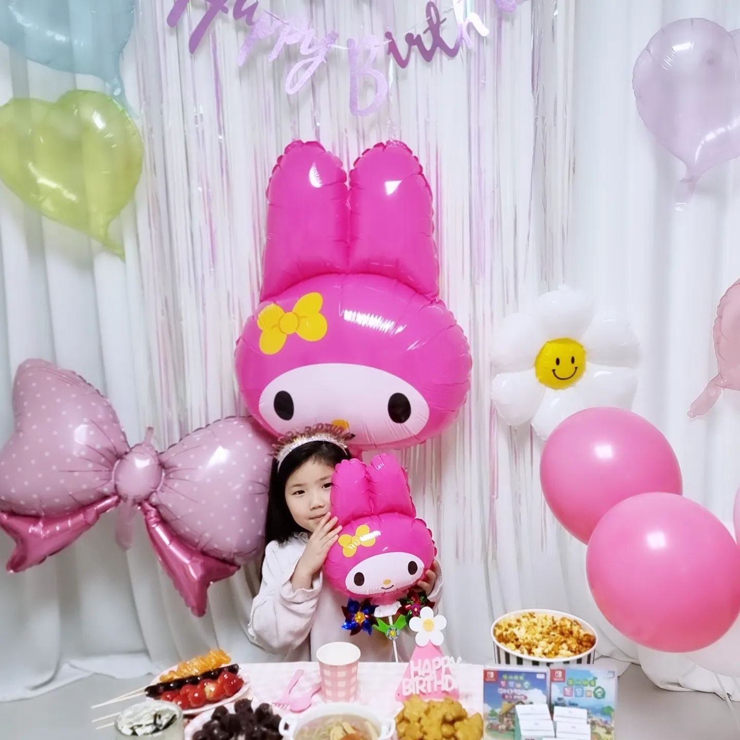 🎂
.

🎂채아 생일🎉

생일때. 먹고싶은거. 적어보자~ 했었는데
엄마가 만드는 음식이 ..없네..?ㅎㅎㅎㅎ🤣
초딩이되니 이런게 다르구나..?ㅎㅎ 엄마는 편하고 좋지뭐~ ㅎ
아주 효녀구나❣️

미리 채아가 냉장고에 적어놨던
음식들 상에 올리고 🩷

채아가 원하던 민트케익은???
아빠랑🧑‍🍳👩‍🍳👩‍🍳
생일전날 함께 만들었다!!
 민트오레오 케익🎂

생일선물로 받고 싶었던
🎀동숲칩이랑 추가콘텐츠🎀

생일 축하노래를 원할때마다 불러주고🎶
초를 불고불고🕯ㅎㅎㅎ

.
 엄마에게 고맙다고 사랑한다고 표현하는 채아를 보니 눈물이 쏟아져버렸..헙😭

.
사랑하는 채아야
엄마딸로 태어나줘서 고마워
우리 건강하고 행복하게 살자🩷

.

.

#초딩딸#생일#기특하다#건강하렴#사랑해#축하해#10세#8세#ff#f#팔로우#딸둘#자매#육아#맞팔